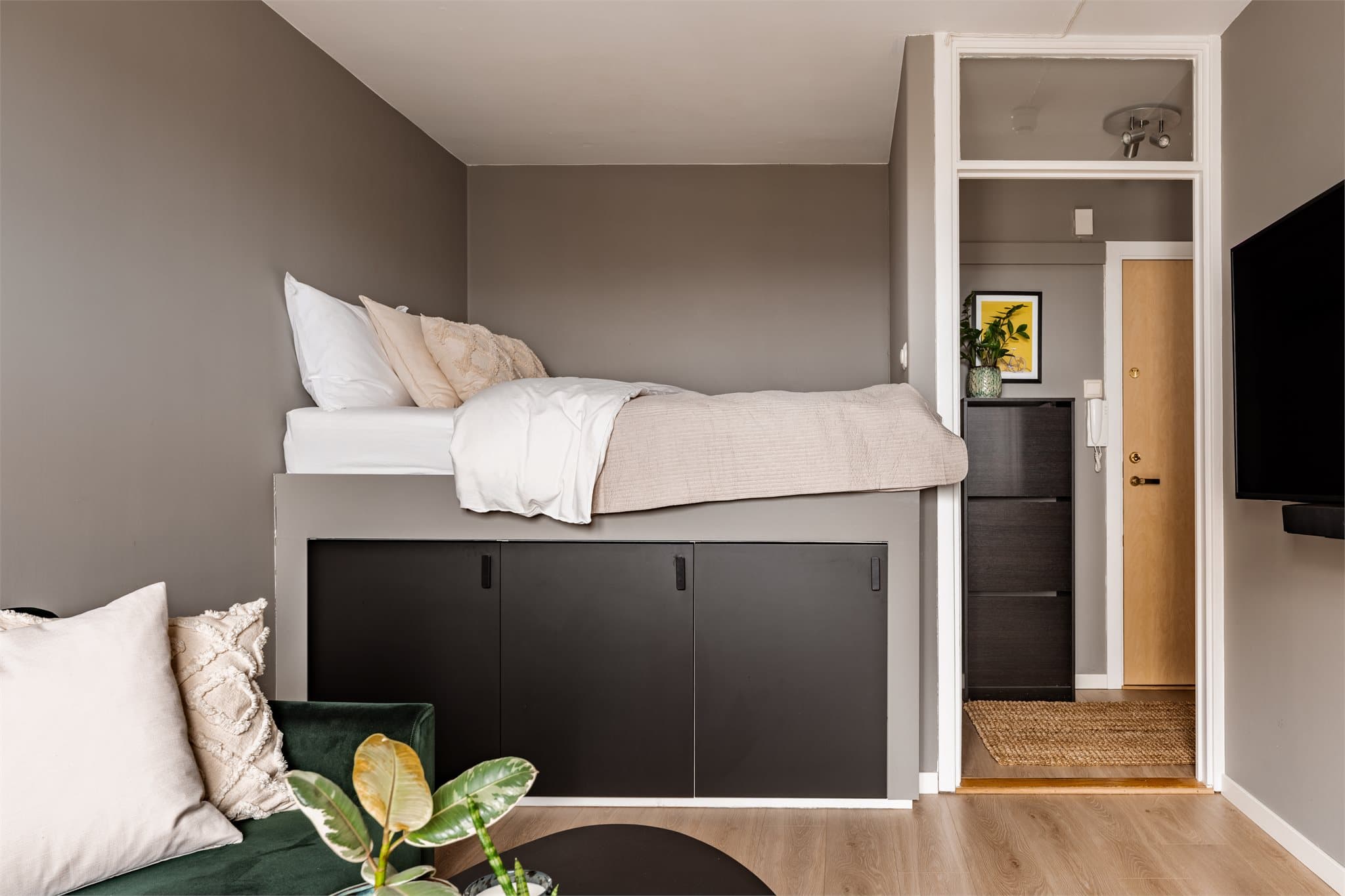 Den smarte sengeløsningen frigjør gulvplass og inkluderer praktisk oppbevaring i skapene under | Sengen er 1,4m bred