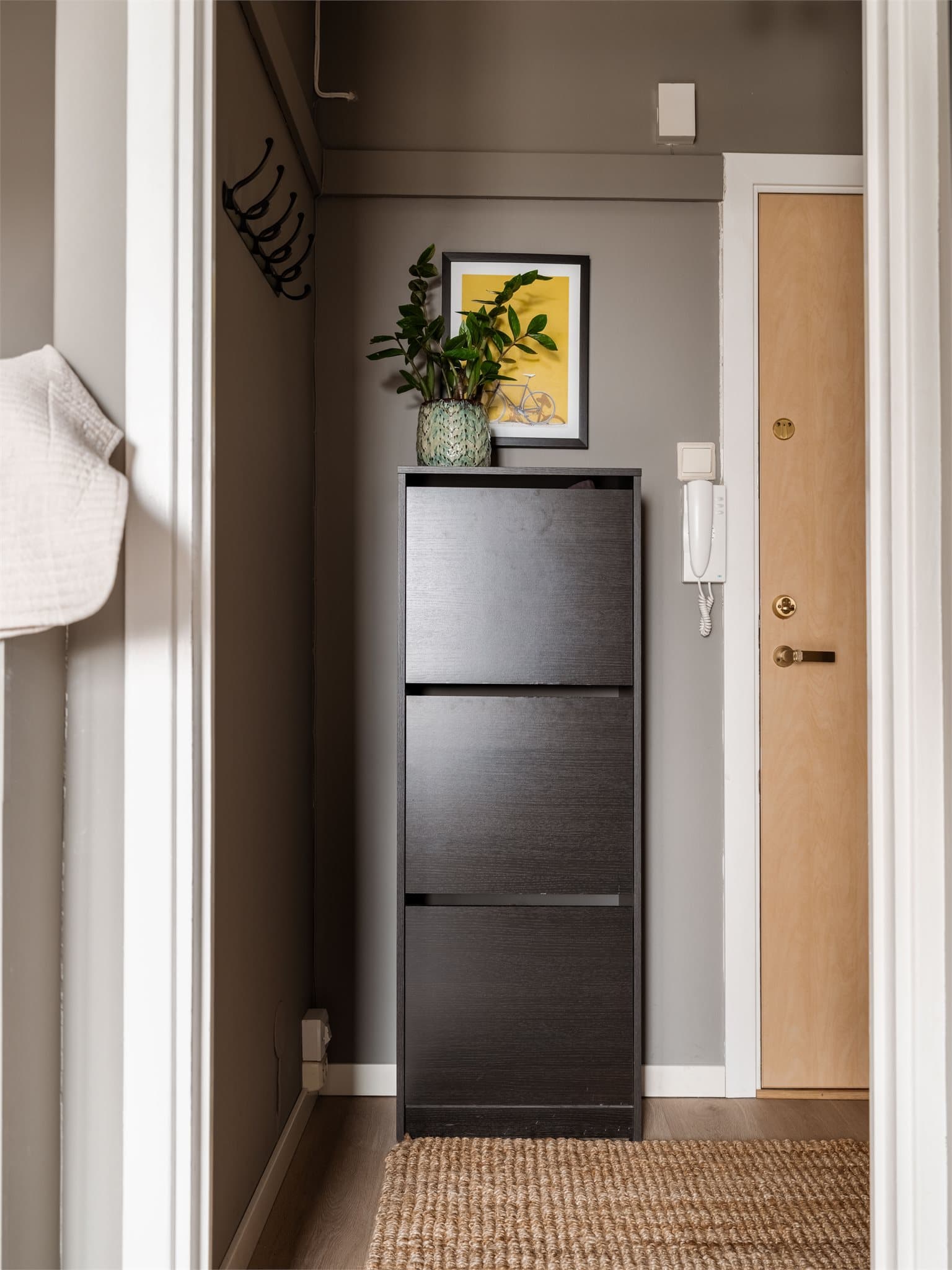 Entréen er praktisk og funksjonell med plass til oppbevaring av yttertøy og sko.