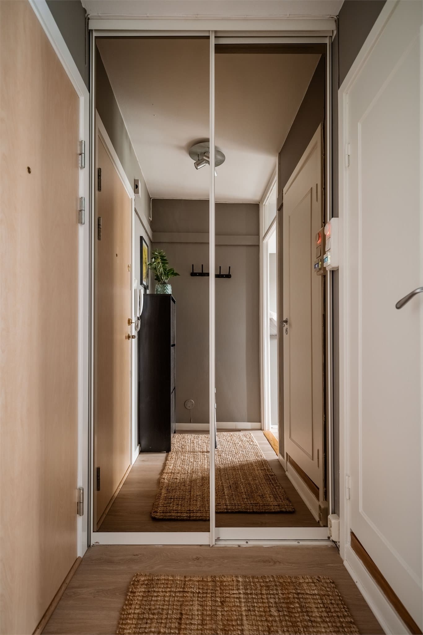 Her finnes garderobeløsning med speildører som gir gode oppbevaringsmuligheter og bidrar til en større romfølelse.