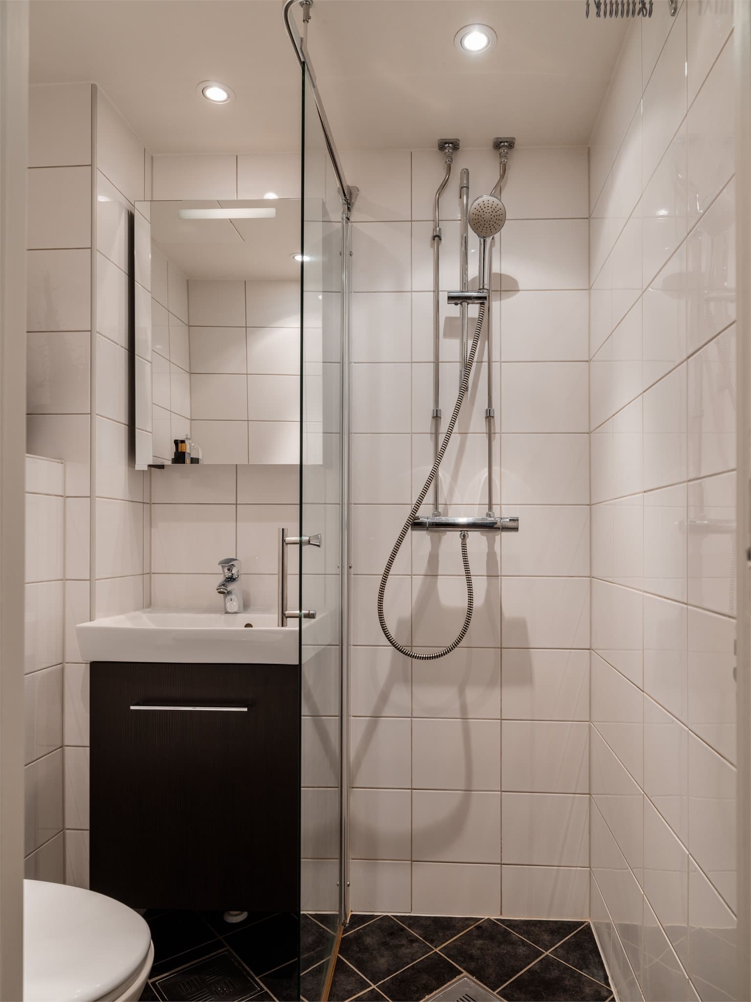 Badet ble pusset opp i regi av borettslaget i 2013. Her er det flislagte overflater og varmekabler i gulvet.