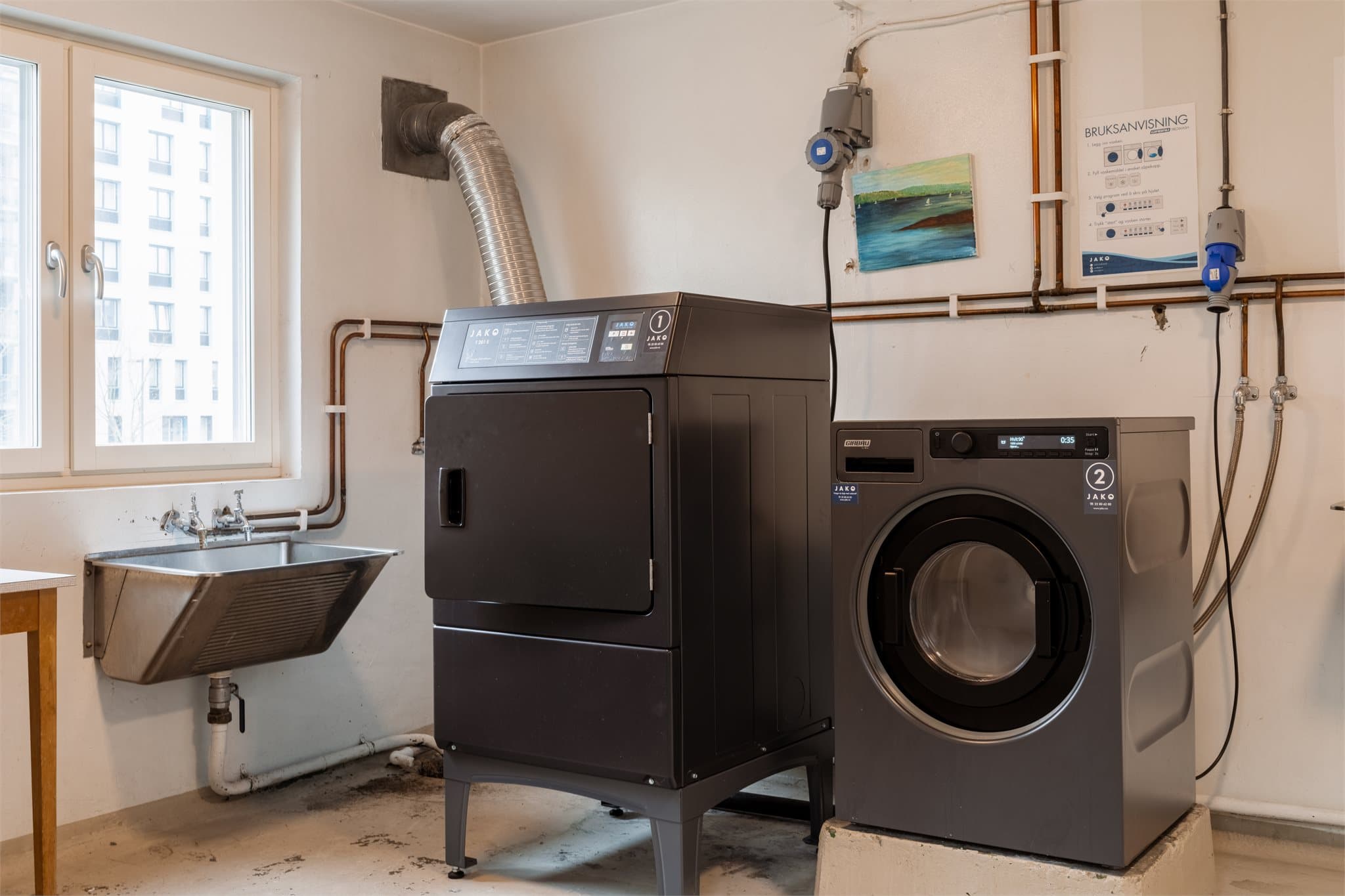 Borettslaget har to fellesvaskerier i kjelleren som kan benyttes kostnadsfritt av andelseierne | Beboere disponerer også felles sykkelgarasje