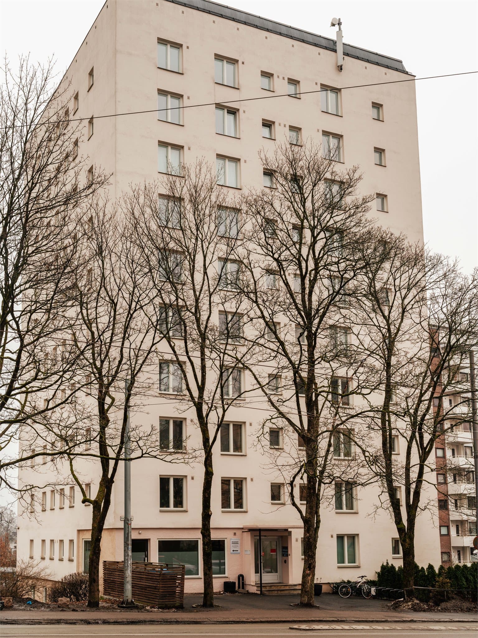 Bygget er fra 1961 og har heisadkomst til etasjene. Leiligheten ligger i 3. etasje.
