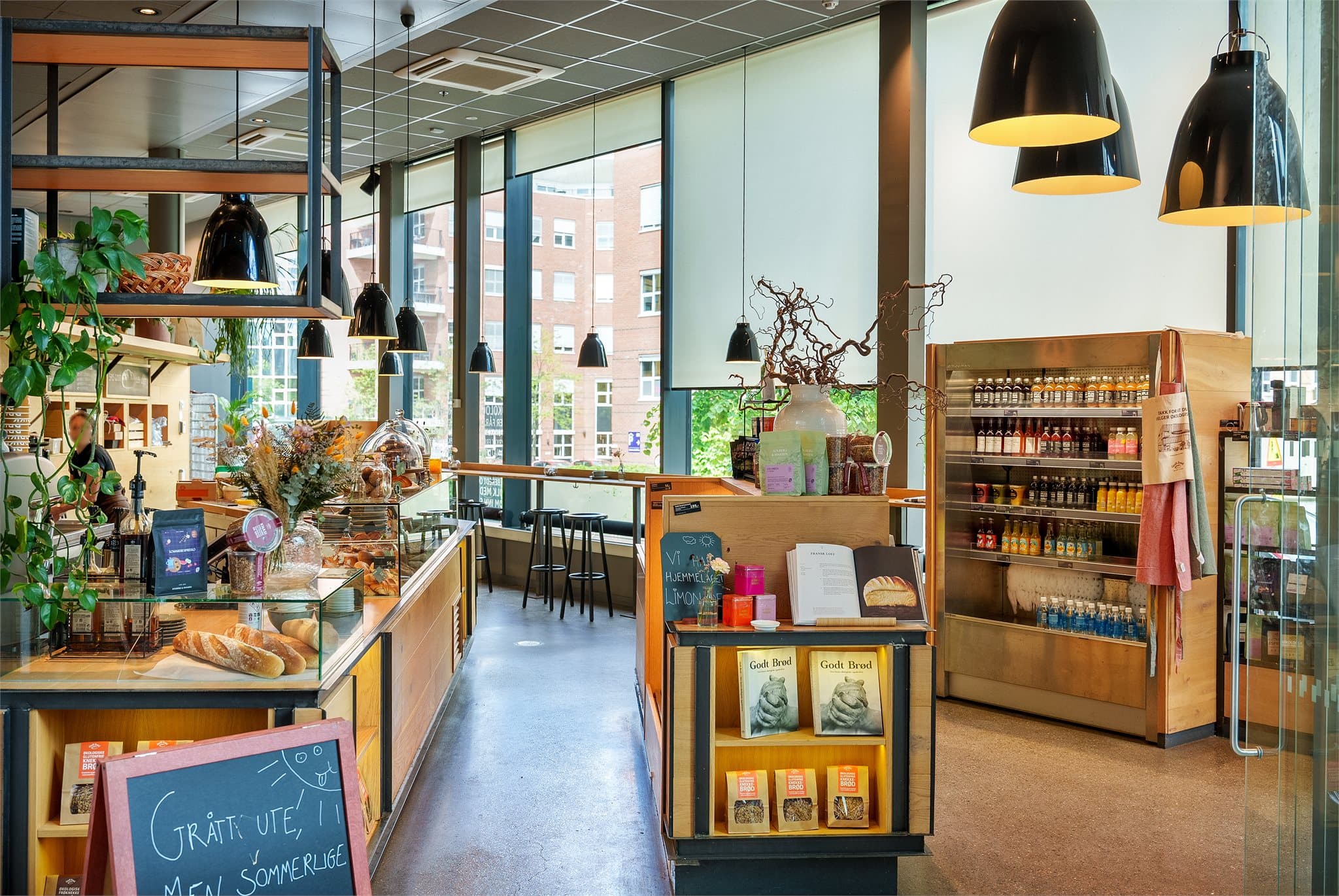 I nærområdet finner du et rikt utvalg av populære spisesteder og kafeer, som f.eks Godt Brød på Torgbygget.