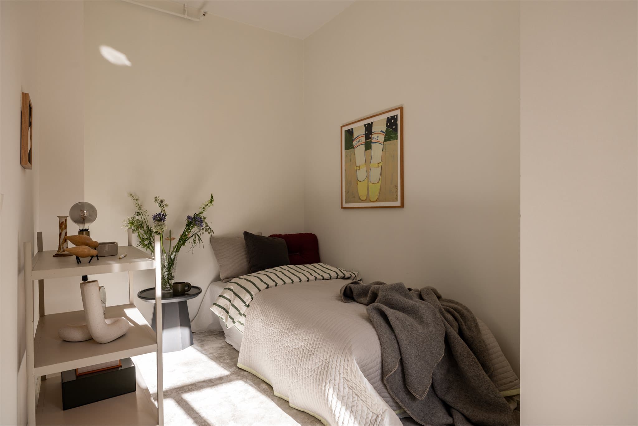 Boligen har et romslig soverom med god plass til ønsket seng.