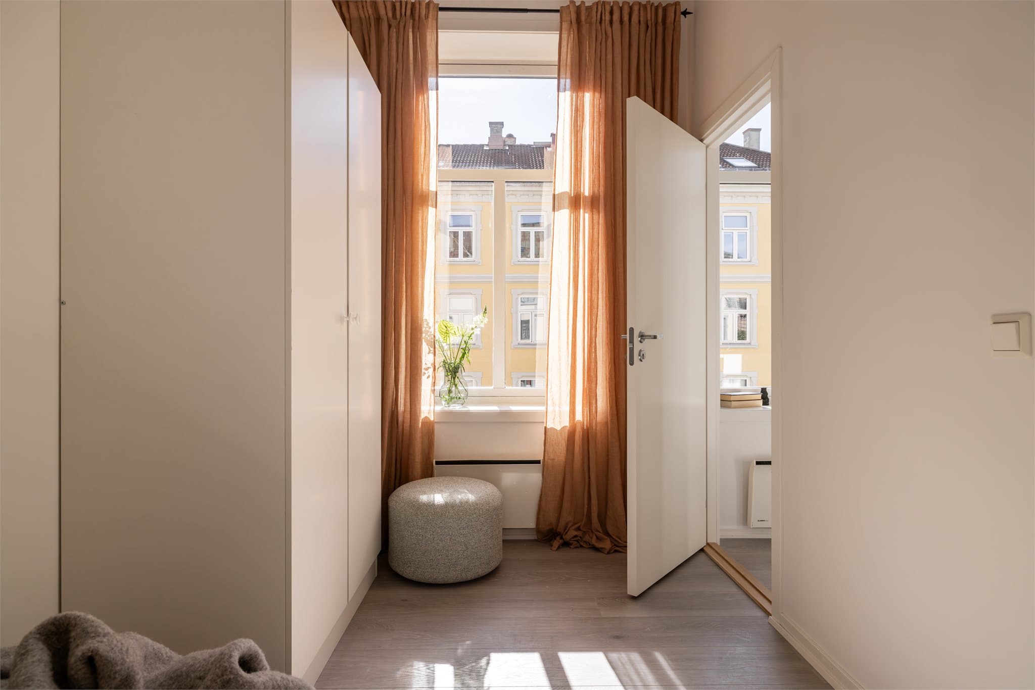 Det er montert garderobeskap for oppbevaring av klær.