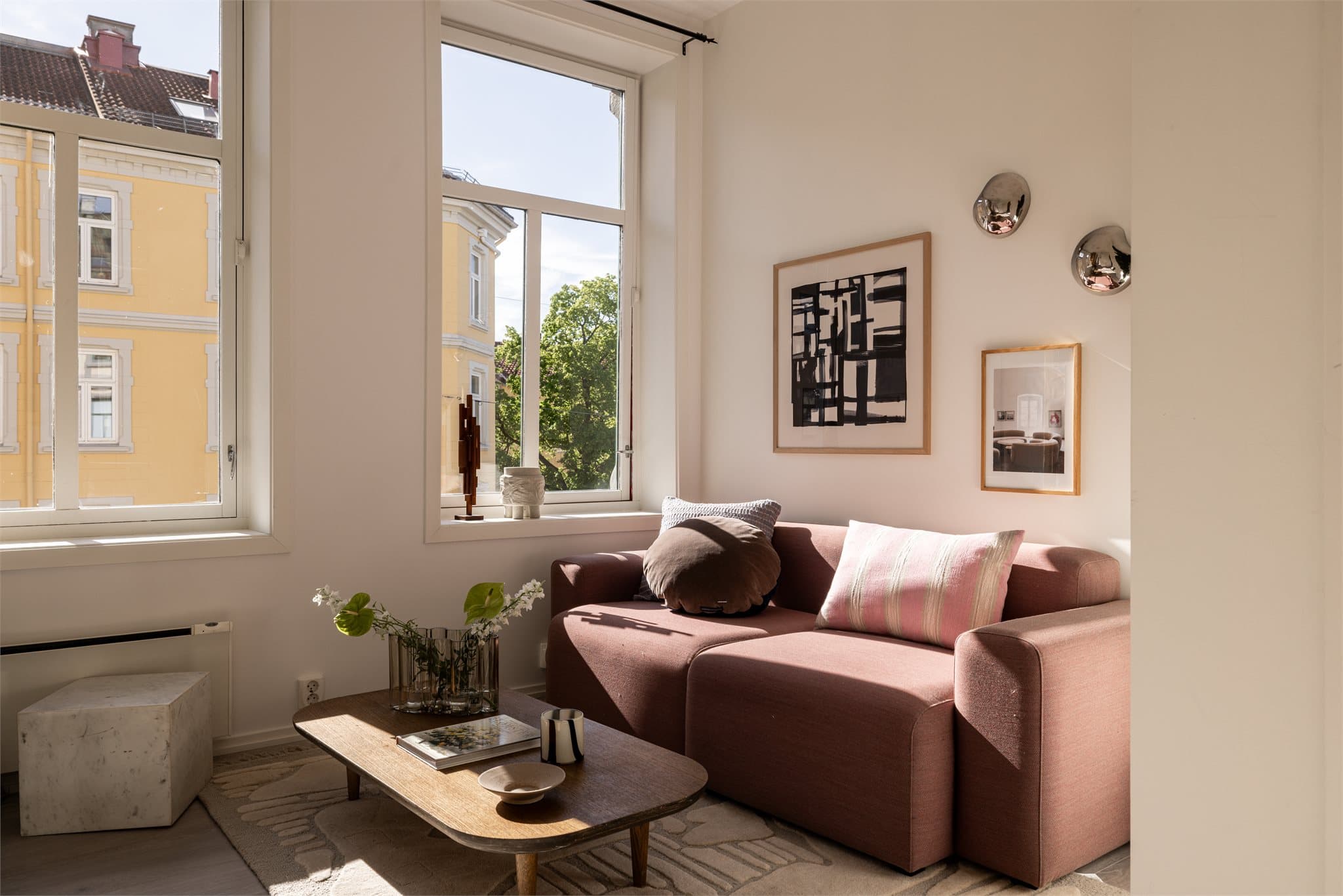 Boligen har fine og naturlige soner for innredning.