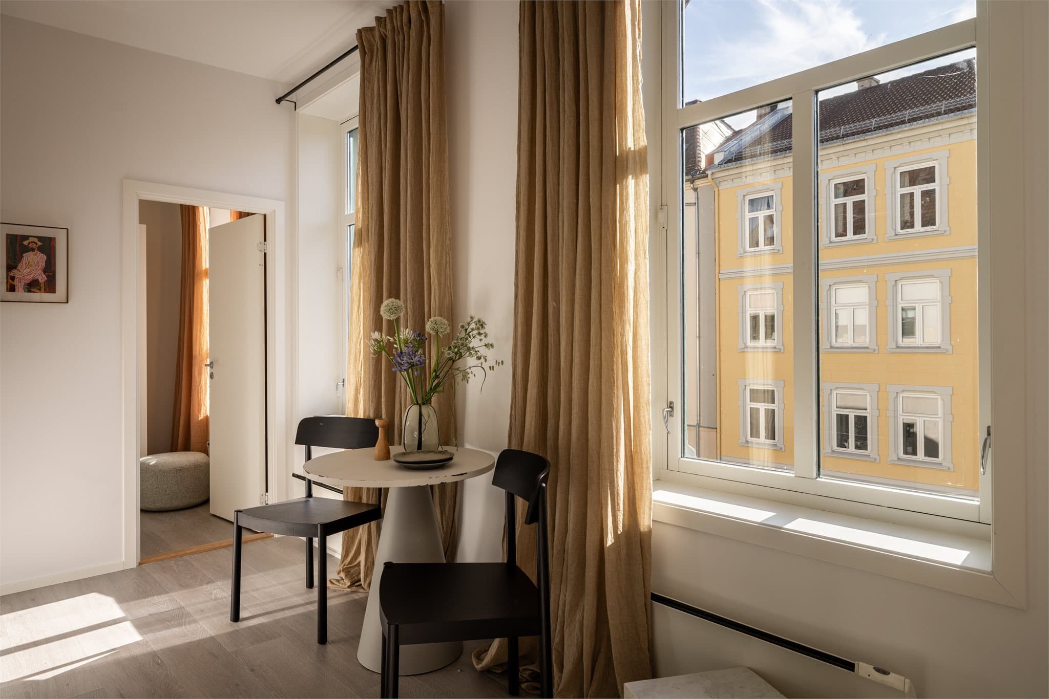 Boligen ligger i en rolig og tilbaketrukket gate på Torshov, så her bor du fint.