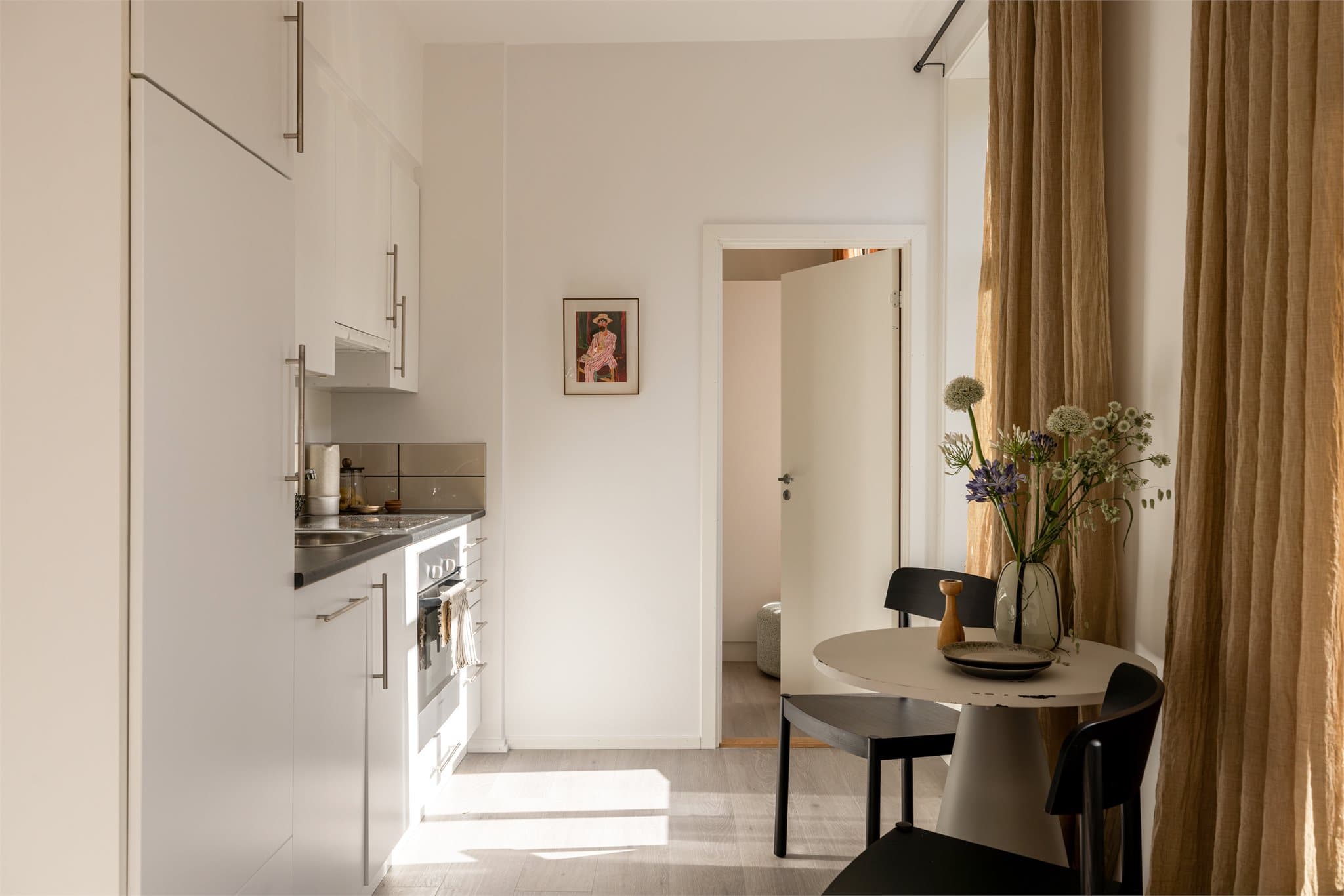 Det er plass til en hyggelig spiseplass på kjøkkenet.