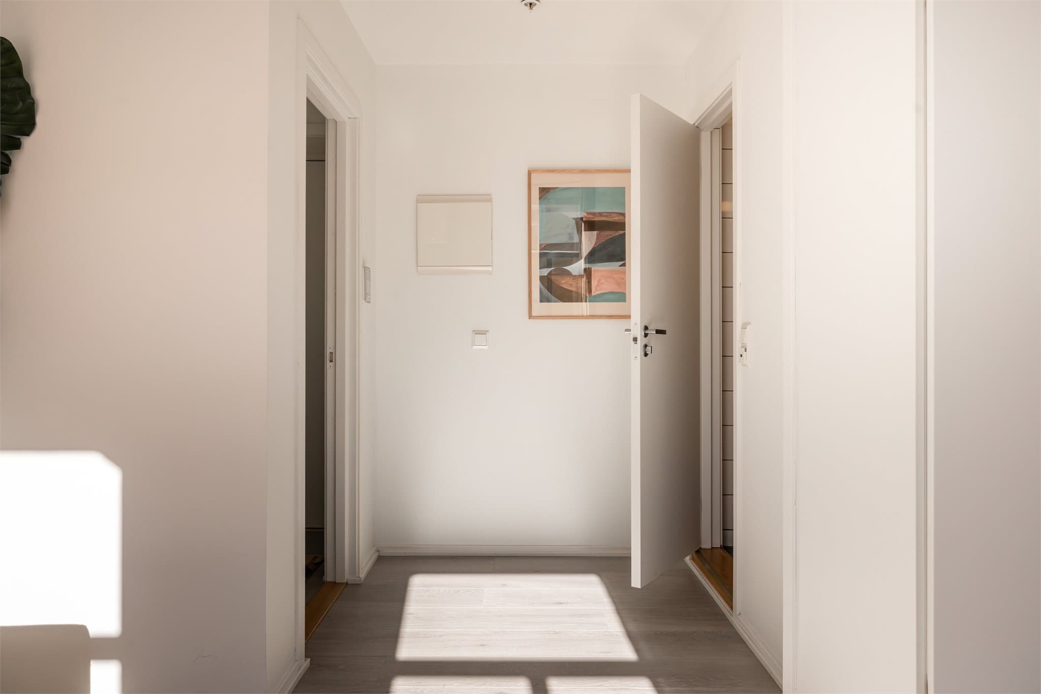 En romslig gang med god plass til oppheng av tøy.