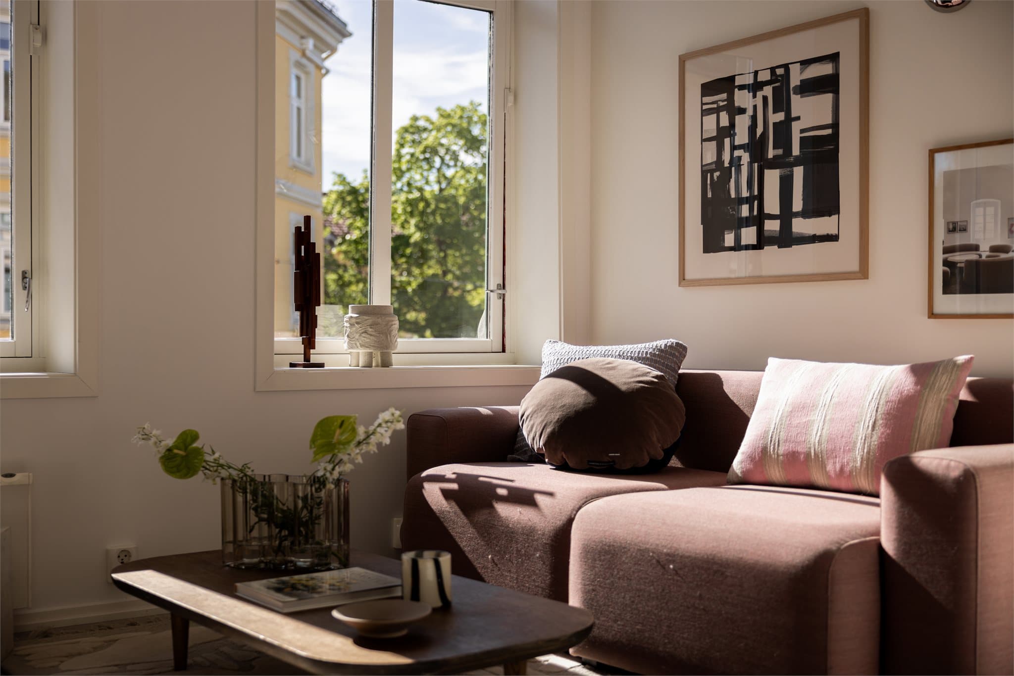 Dette er en lys og fin 2-roms med god takhøyde, store vindusflater og masse naturlig lys.