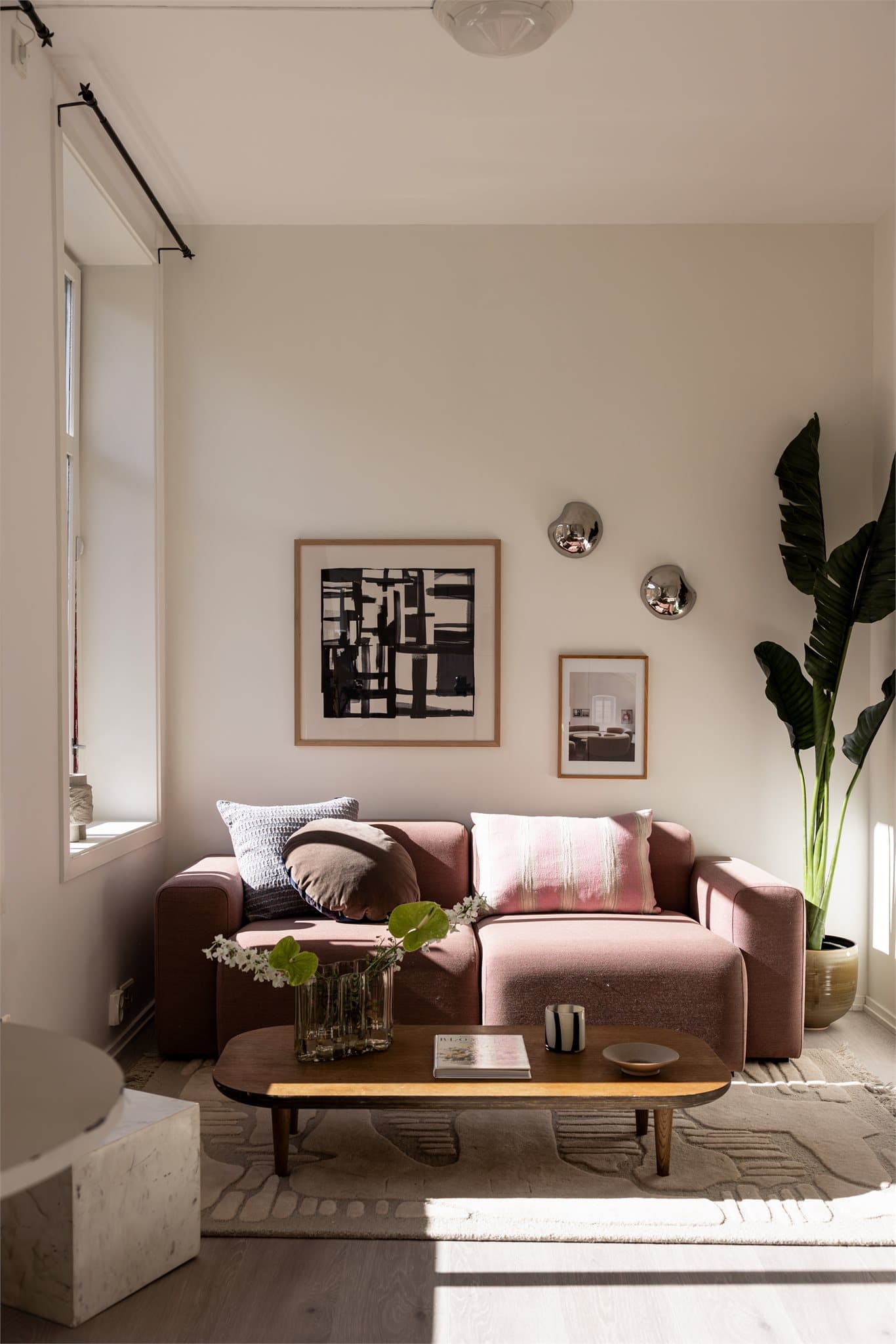 Det er lyse overflater og et slitesterkt enstavs-gulv.