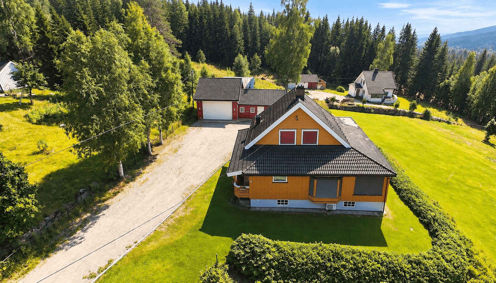 Tomten er på ca. 2 822 m² og har flere uteplasser, to garasjer samt bygg med verksted, vedskjul og boder. Lysforhold er redigert av KI - avvik kan derfor forekomme.