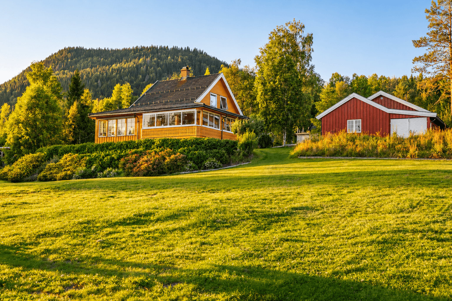 Velkommen til Storgata 1 – en frittliggende enebolig med innglasset terrasse, tre soverom og to garasjer i Hurdal.