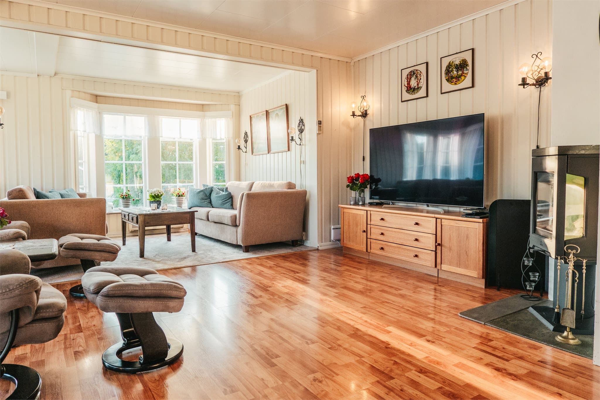 Første etasje inneholder spisestue og tv-stue.