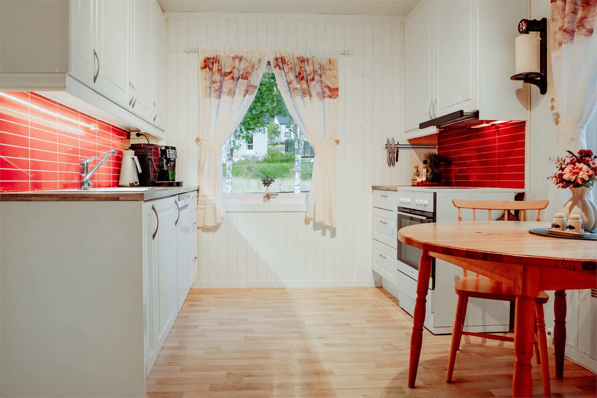 Kjøkkenet er utstyrt med komfyr, oppvaskmaskin og kombikjøleskap. Kjøkkenventilatoren har avtrekk til det fri.