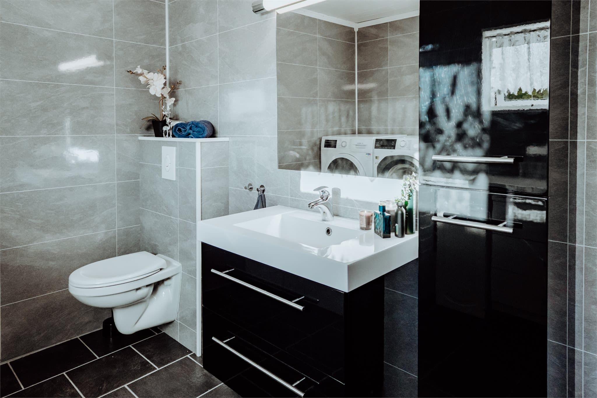 Badet har våtromsplater på veggene, malte plater i himlingen og flislagt gulv med varmekabler.