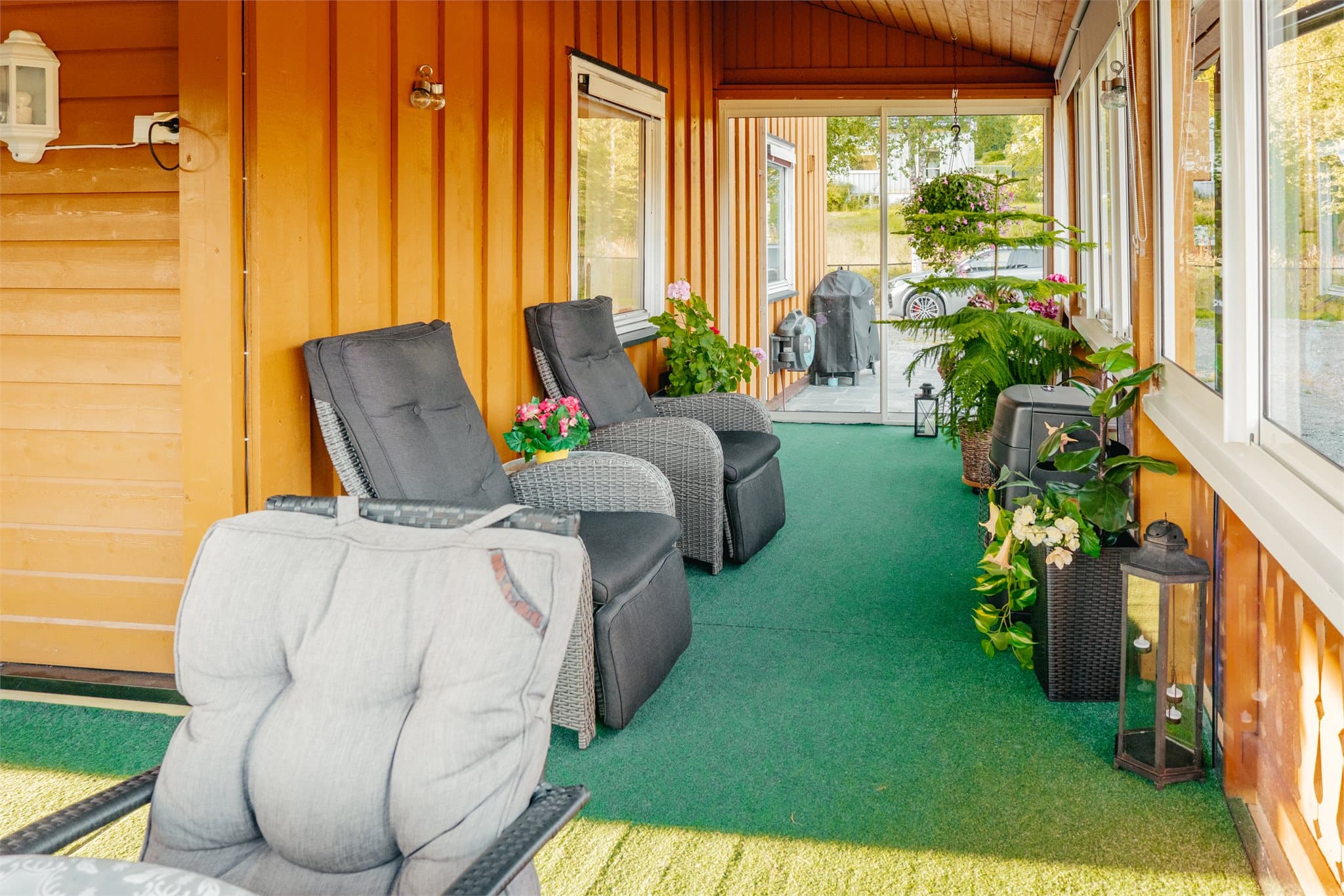 Fra stuen er det direkte utgang til den innglassede terrassen på 26 m², her er det plass til både sittegruppe og spisebord.