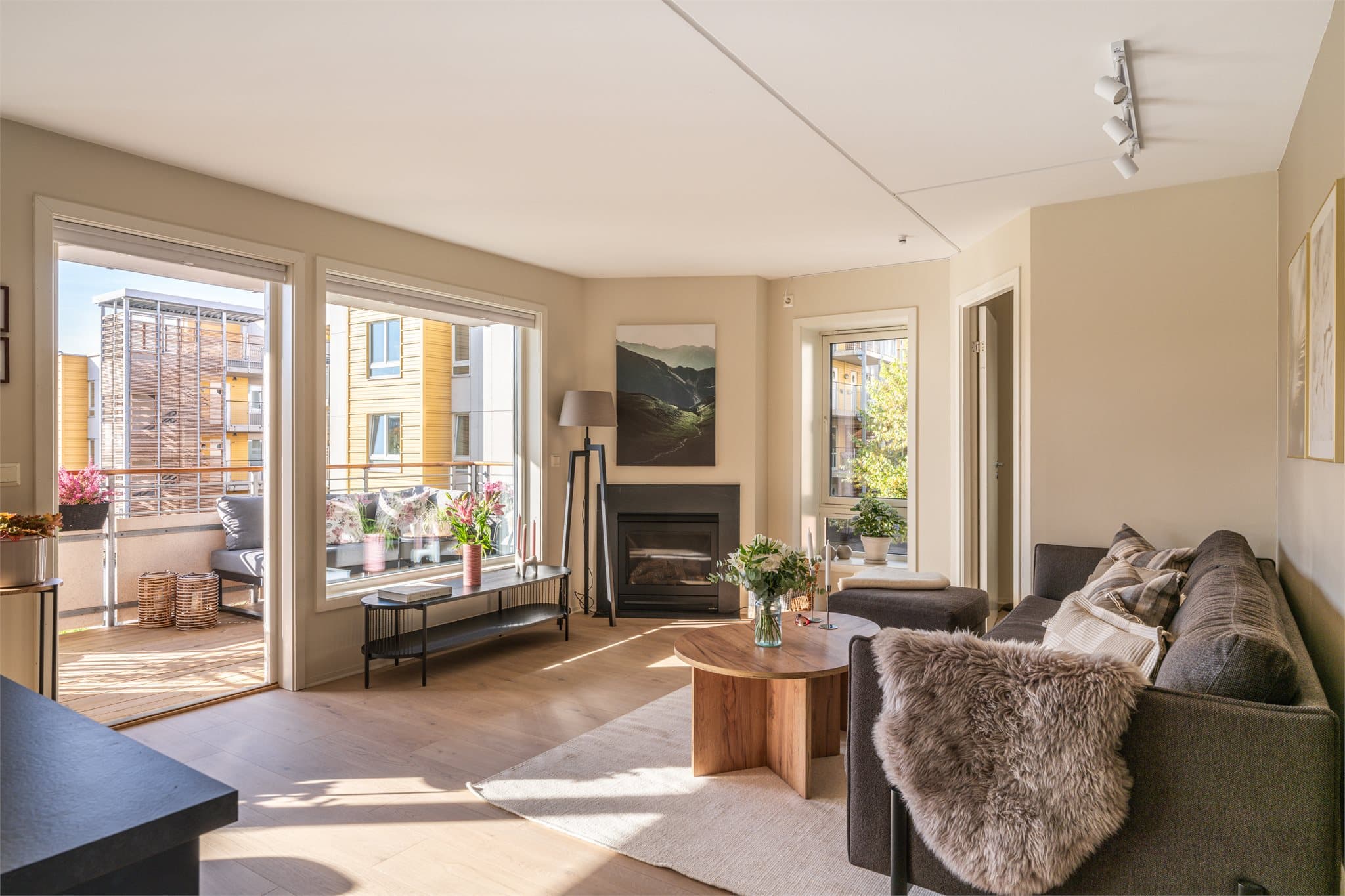 Leiligheten har en meget god beliggenhet på hjørnet av bygget, noe som gir ekstra gode lysforhold.