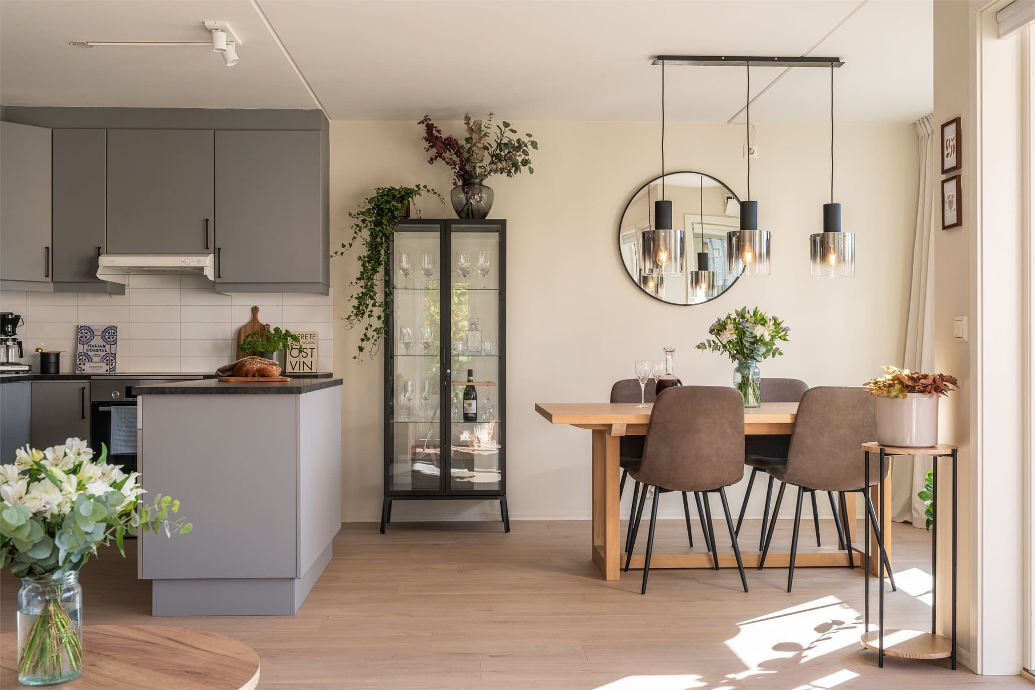 Oppholdsrommet er luftig og har god soneinndeling.