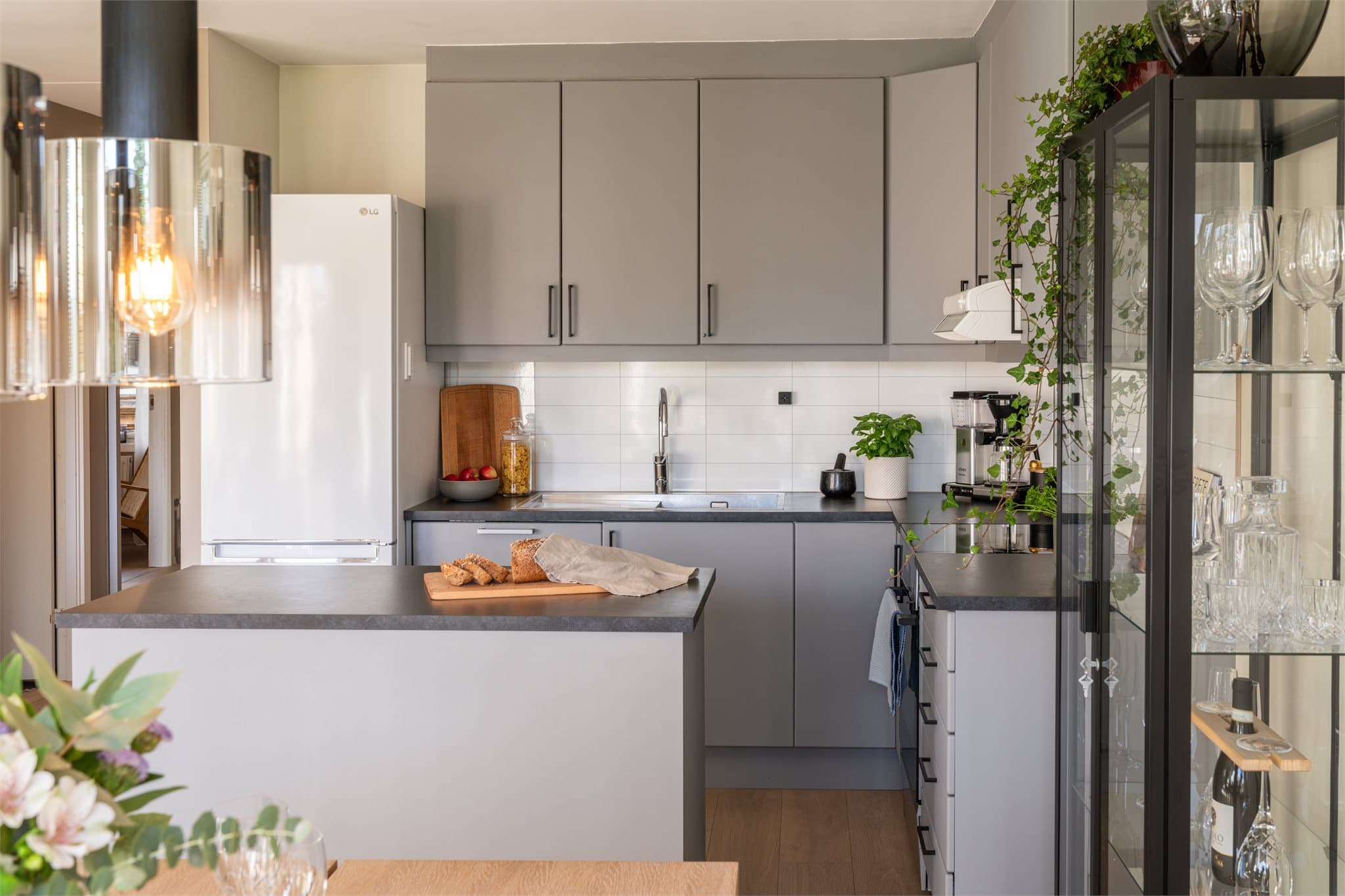 Kjøkkenet, med den store øya, er leilighetens midtpunkt og sosiale arena.