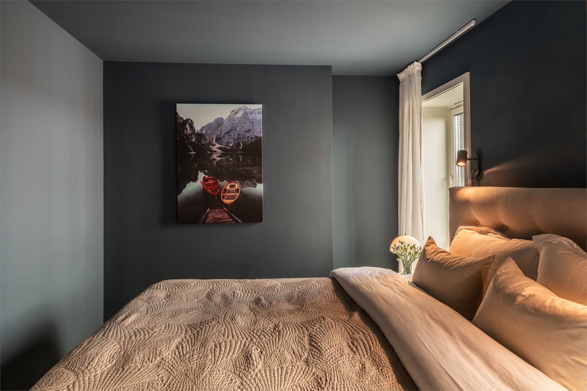 Takhøye vinduer sørger for rikelig med naturlig lys.