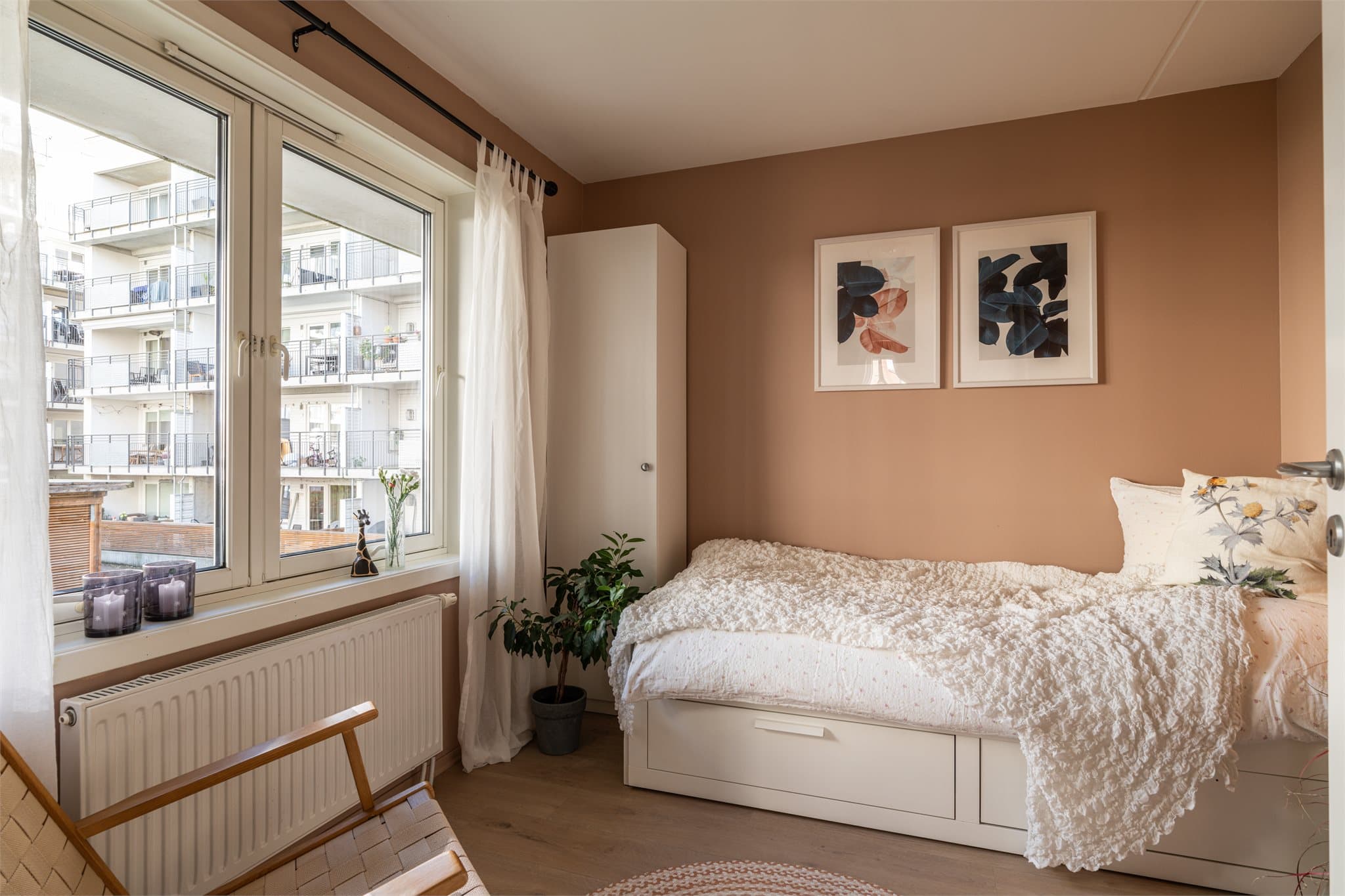 Lekkert soverom med god plass til ønsket innredning. Delikate fargevalg og mye naturlig lys gir rommet en behagelig atmosfære.