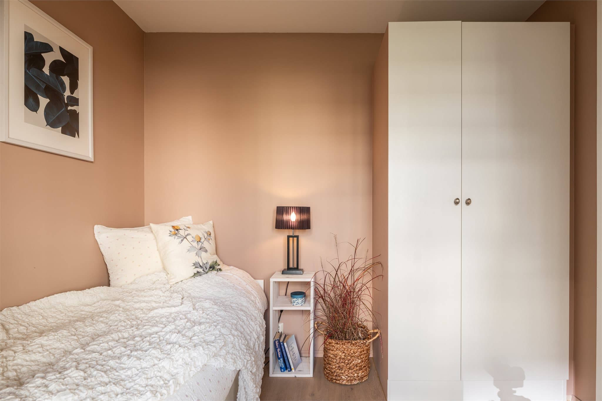 Det er satt inn et dypt garderobeskap som gir godt med lagringsplass.