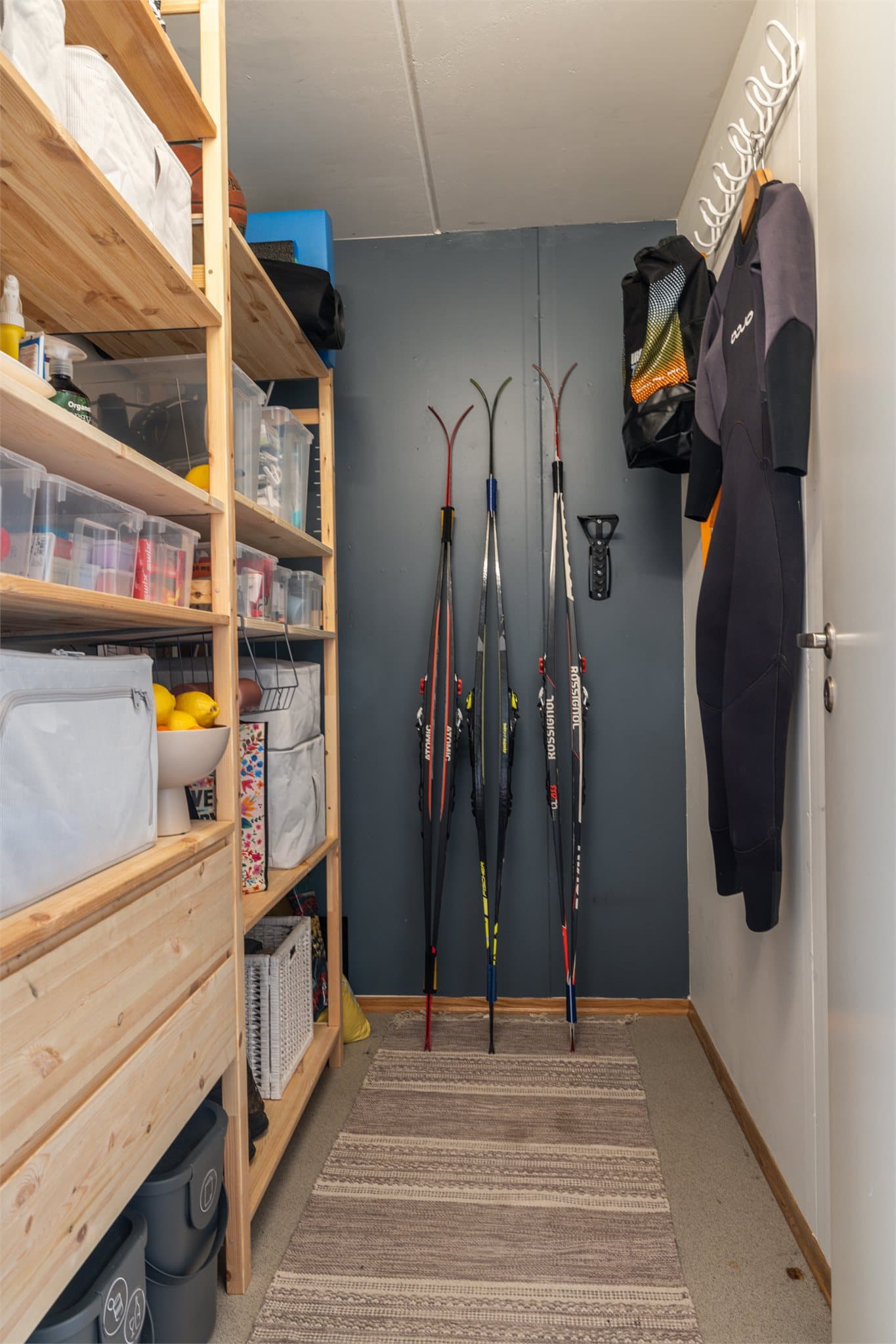 Den innvendige boden er praktisk innredet og gir god lagringsplass.