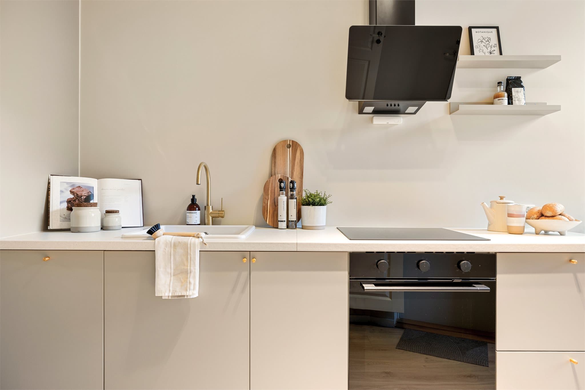 Kjøkkeninnredningen er fra IKEA, og kjøkkenet er utstyrt med integrerte hvitevarer.