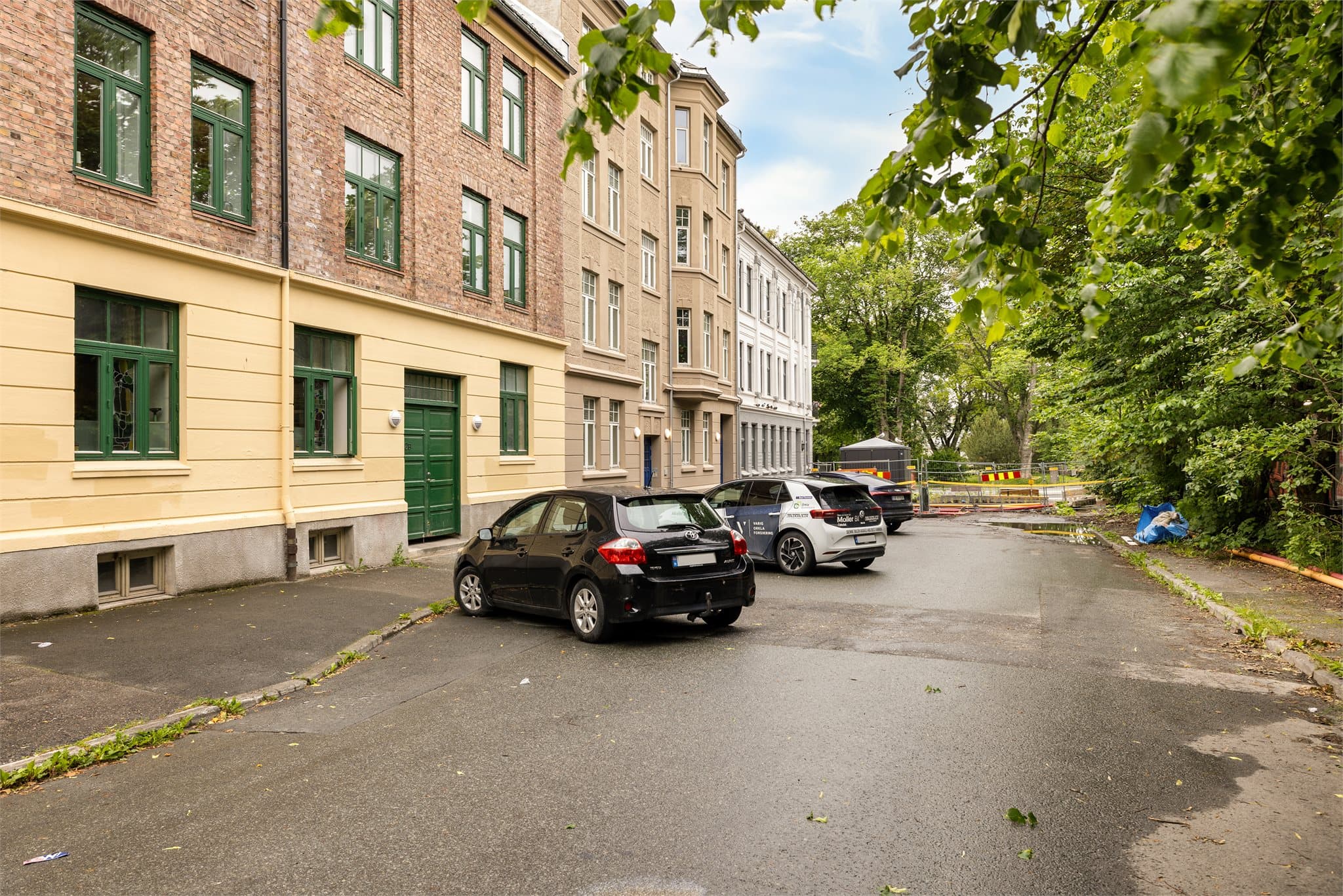 Fra boligen er det kort gangavstand til Solsiden, som byr på en rekke butikker, restauranter og fasiliteter.