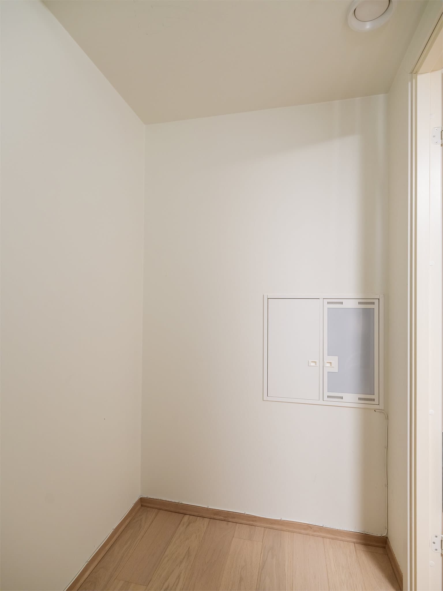 Praktisk innvendig bod som gir ekstra oppbevaringsplass og bidrar til en ryddig hverdag. Her er det gode muligheter for oppbevaring av alt fra sesongutstyr og koffert til rengjøringsartikler og øvrige eiendeler.