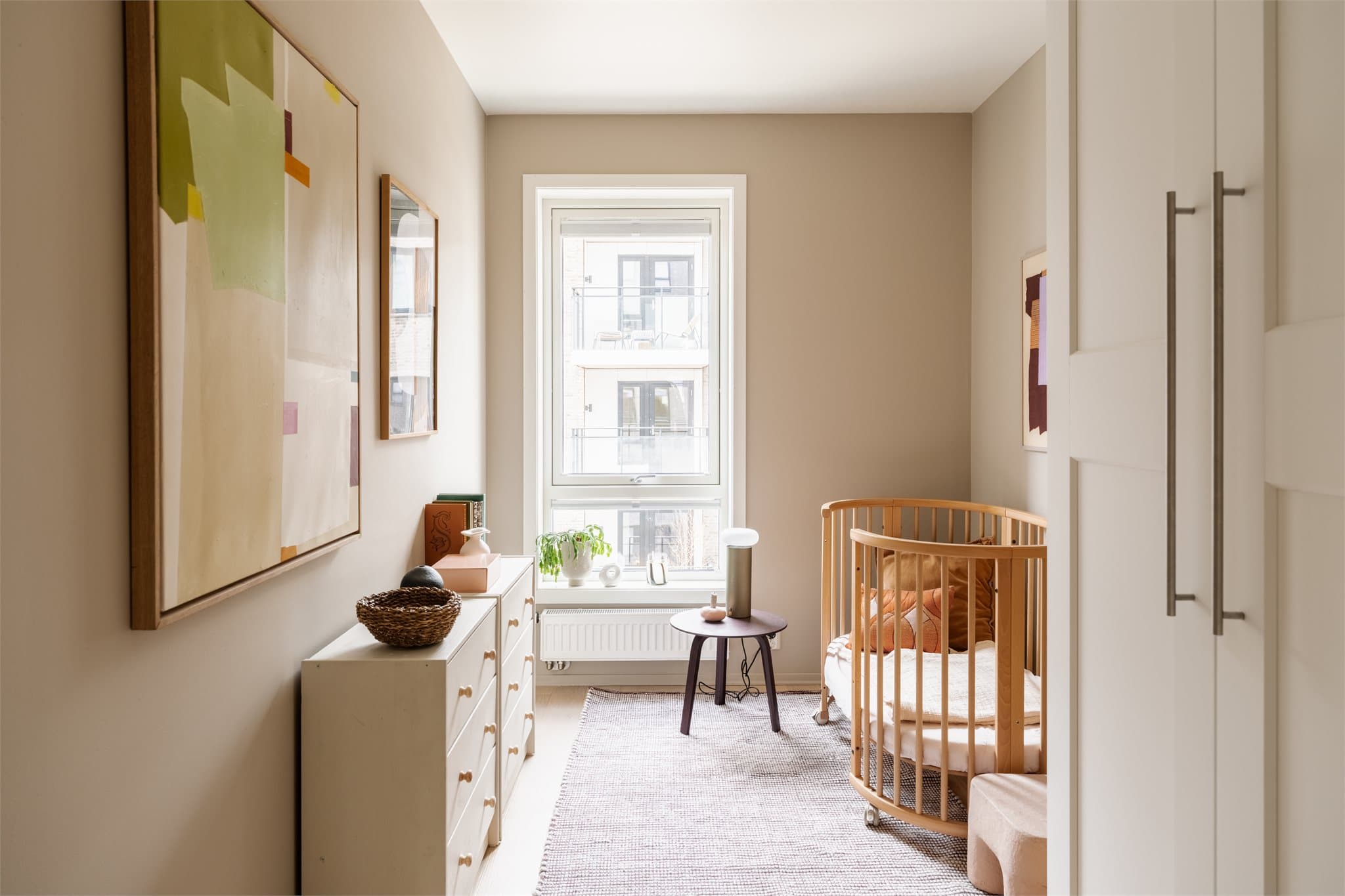 Boligen har to gode ekstra soverom som egner seg fint som barnerom, gjesterom eller hjemmekontor.