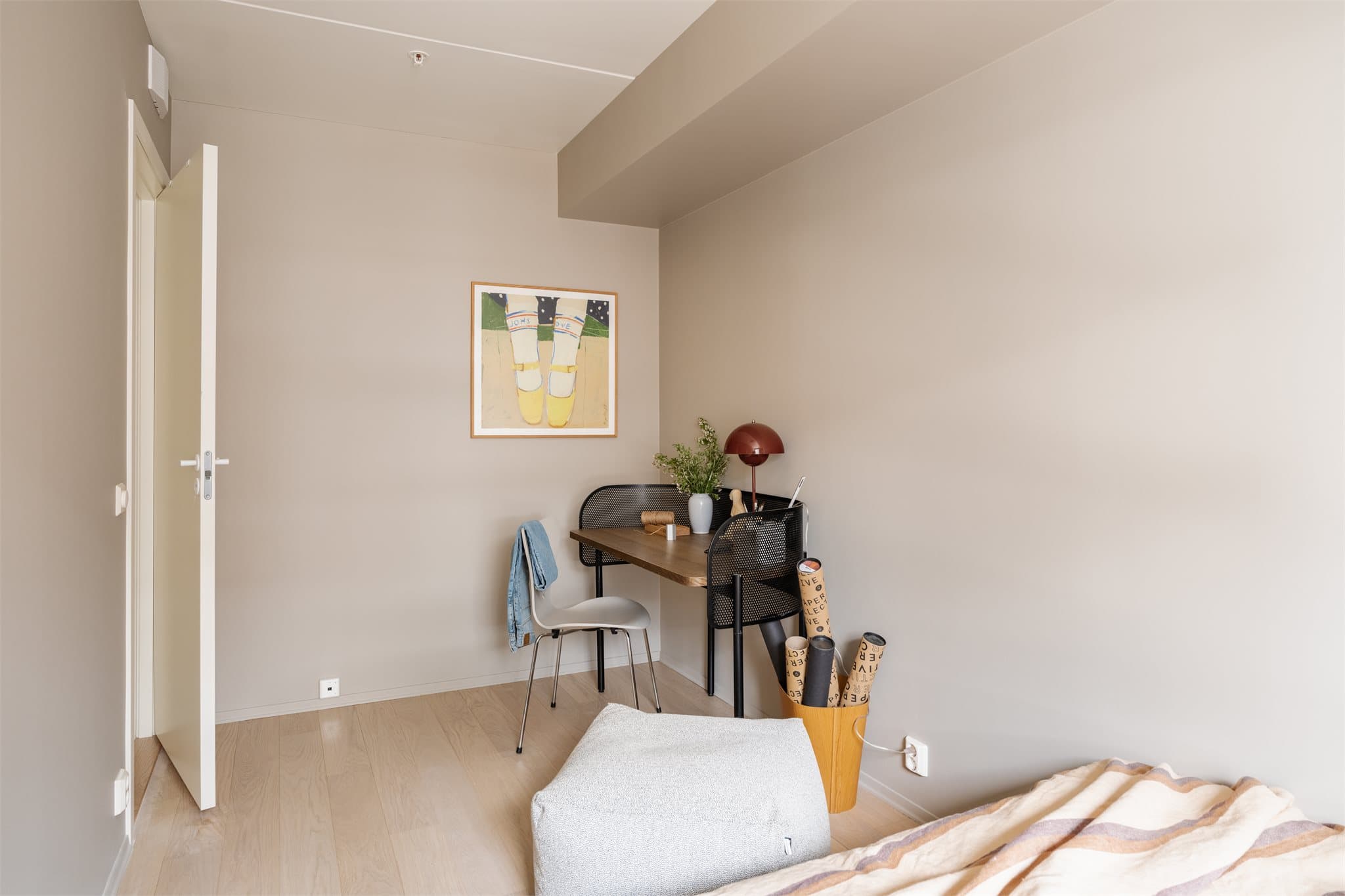Her er det god plass til skrivepult, noe som gir fine muligheter for hjemmekontor eller studieplass.