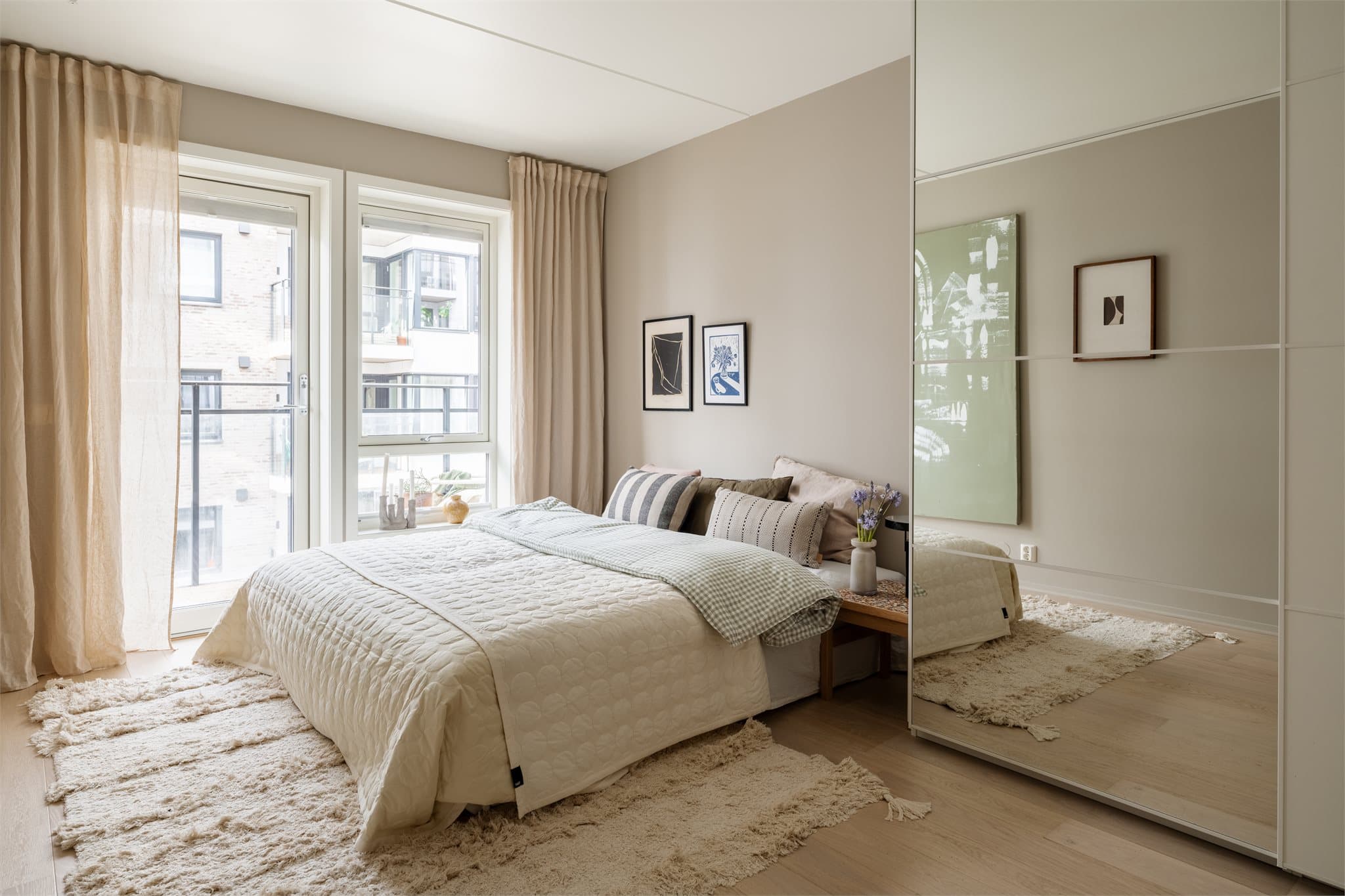 Romslig og rolig hovedsoverom med god plass til dobbeltseng og øvrig møblering. Store vindusflater slipper inn behagelig dagslys og bidrar til en luftig atmosfære, mens garderobeløsningen gir praktisk oppbevaring.