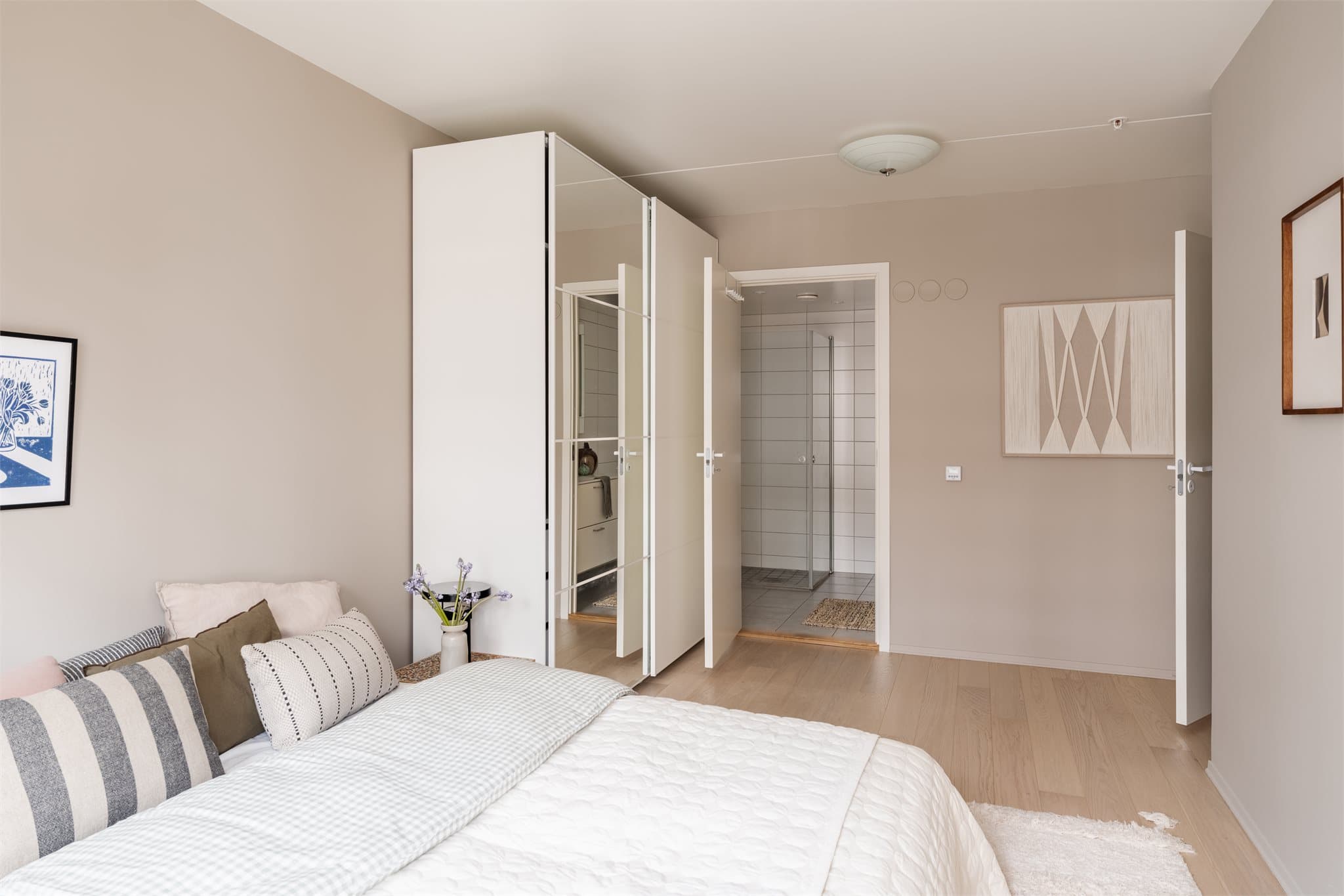 Hovedsoverommet disponerer eget baderom med flislagte overflater og behagelig vannbåren gulvvarme.