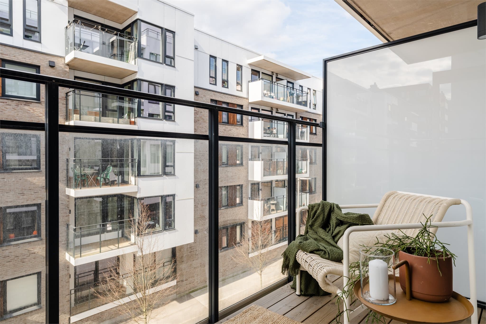 Fra soverommet er det utgang til egen balkong, som gir en privat og hyggelig uteplass.