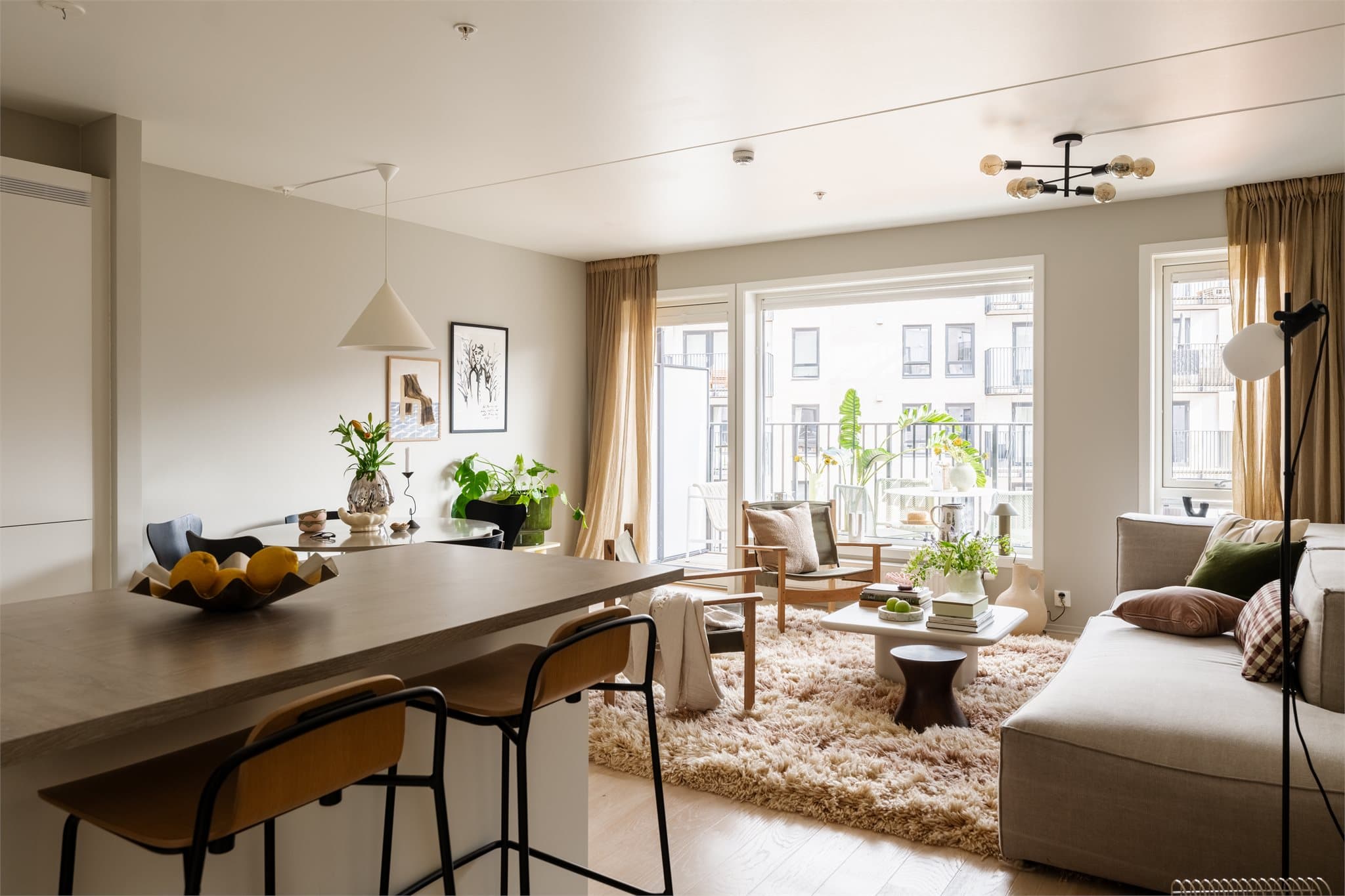 Lys og hyggelig stue med store vindusflater som gir rikelig med dagslys og skaper en trivelig romfølelse.