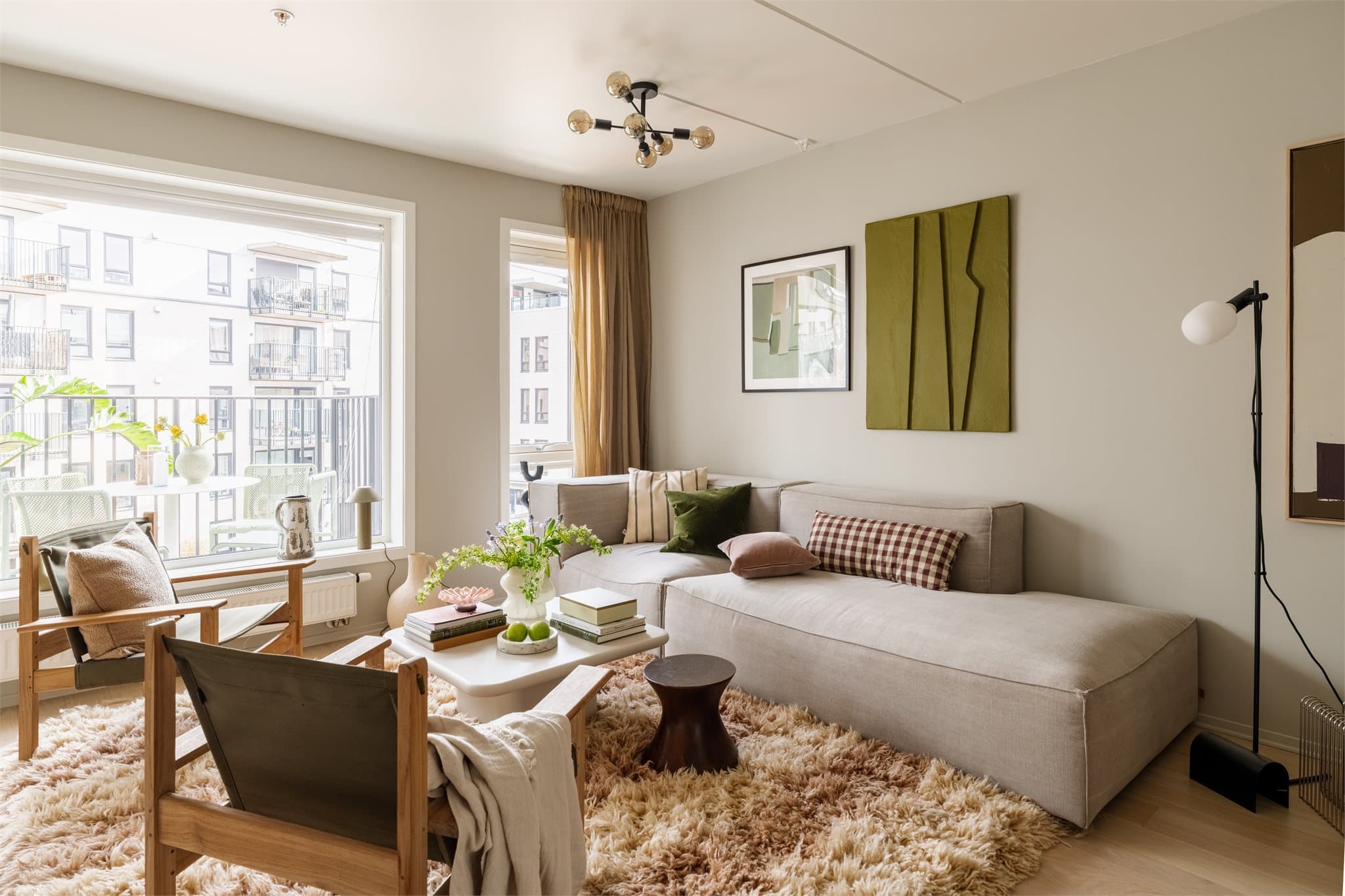 Leiligheten har behagelig oppvarming via radiatorer tilknyttet sentral fjernvarme.