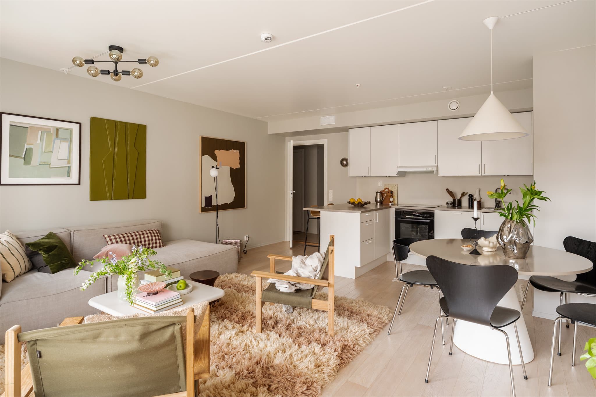 Flott eikeparkett på gulvene gir boligen et varmt og tidløst preg.