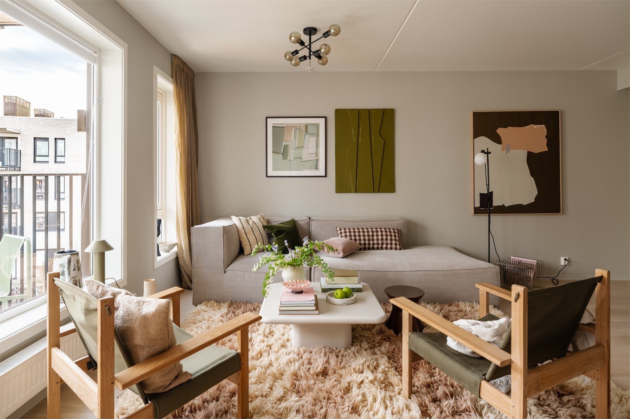 Det er god plass til en romslig sofagruppe ved vinduene.