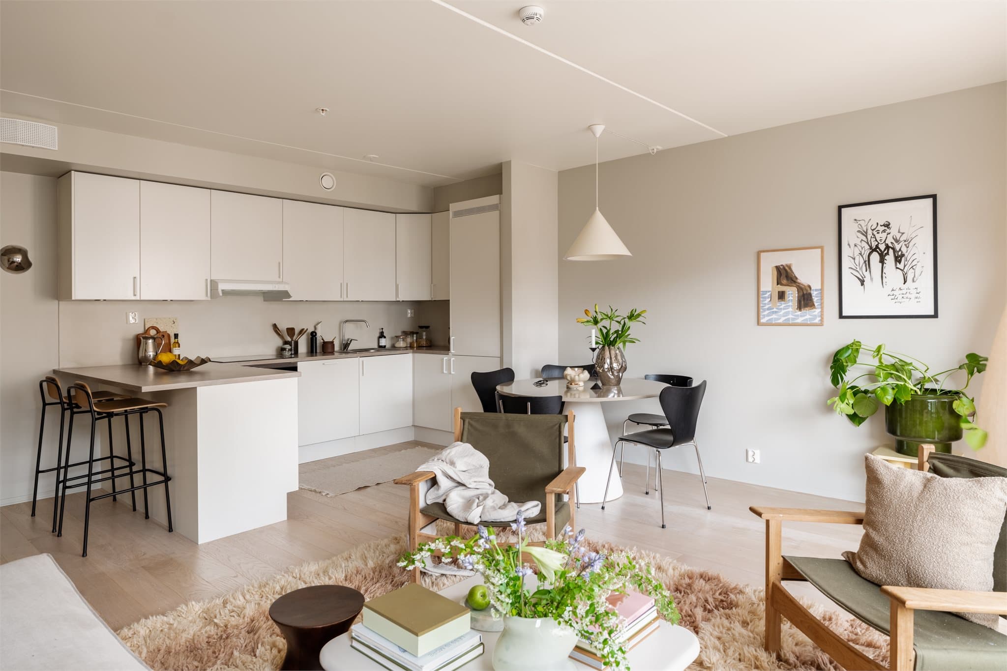 Kjøkkenet har et tidløst uttrykk med lyse fronter og laminat benkeplate.