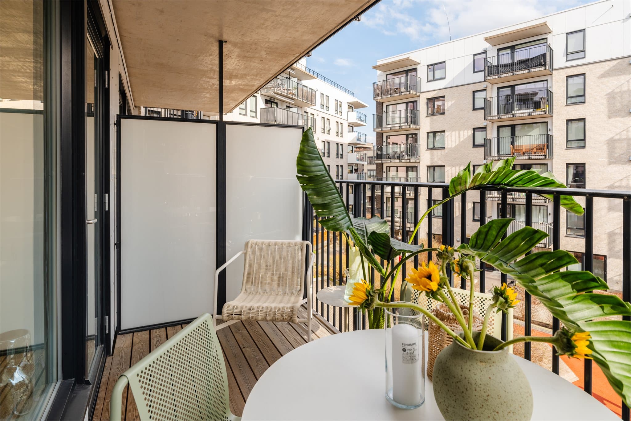 Balkongen vender inn mot et flott og skjermet gårdsrom, og byr på en hyggelig uteplass med gode solforhold og rom for avslapning.