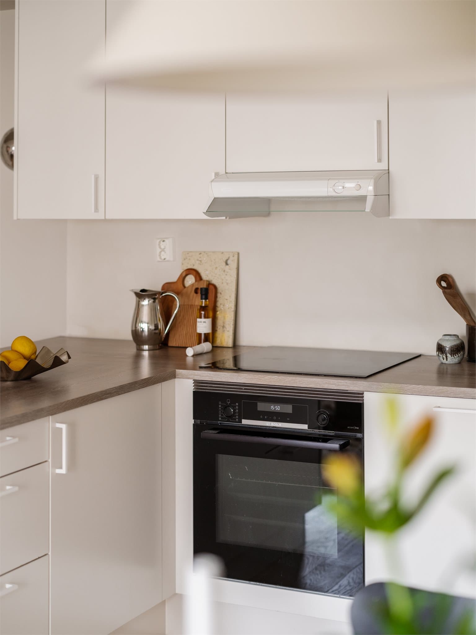 Kjøkkenet har integrerte hvitevarer bestående av oppvaskmaskin, stekeovn, induksjonstopp og kjøl-/fryseskap.