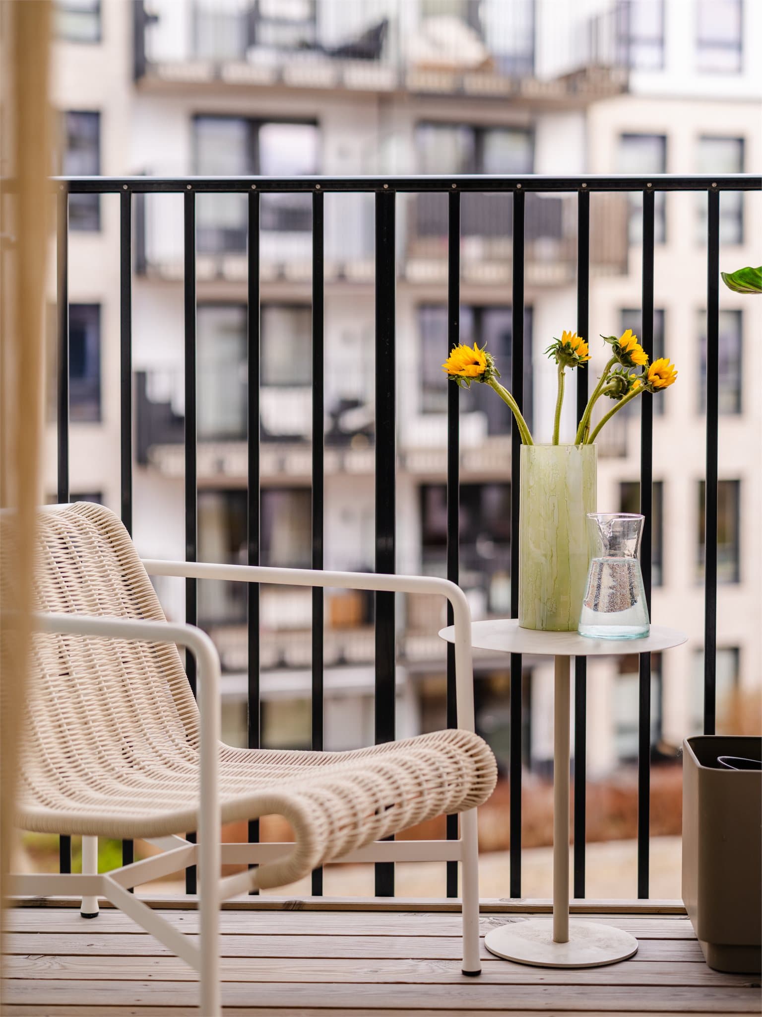 Fra stuen er det utgang til en av leilighetens to balkonger, som gir en fin forlengelse av oppholdsrommet.