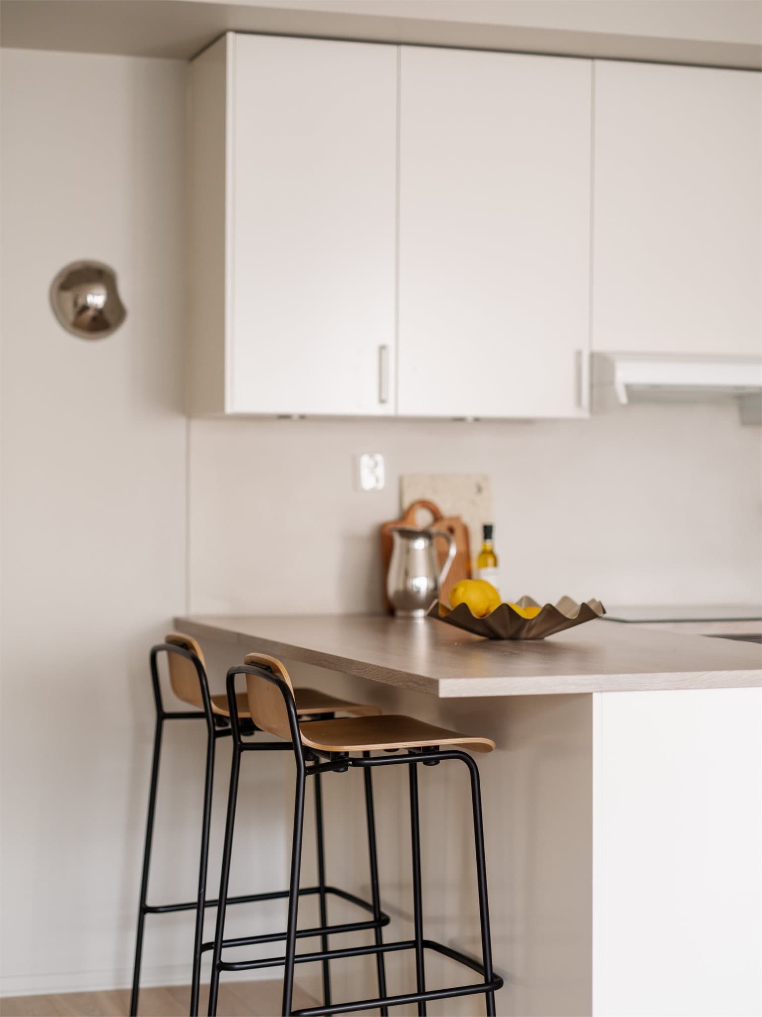 Benkeplaten er trukket ut, slik at det er plass til en hyggelig frokostplass på enden.