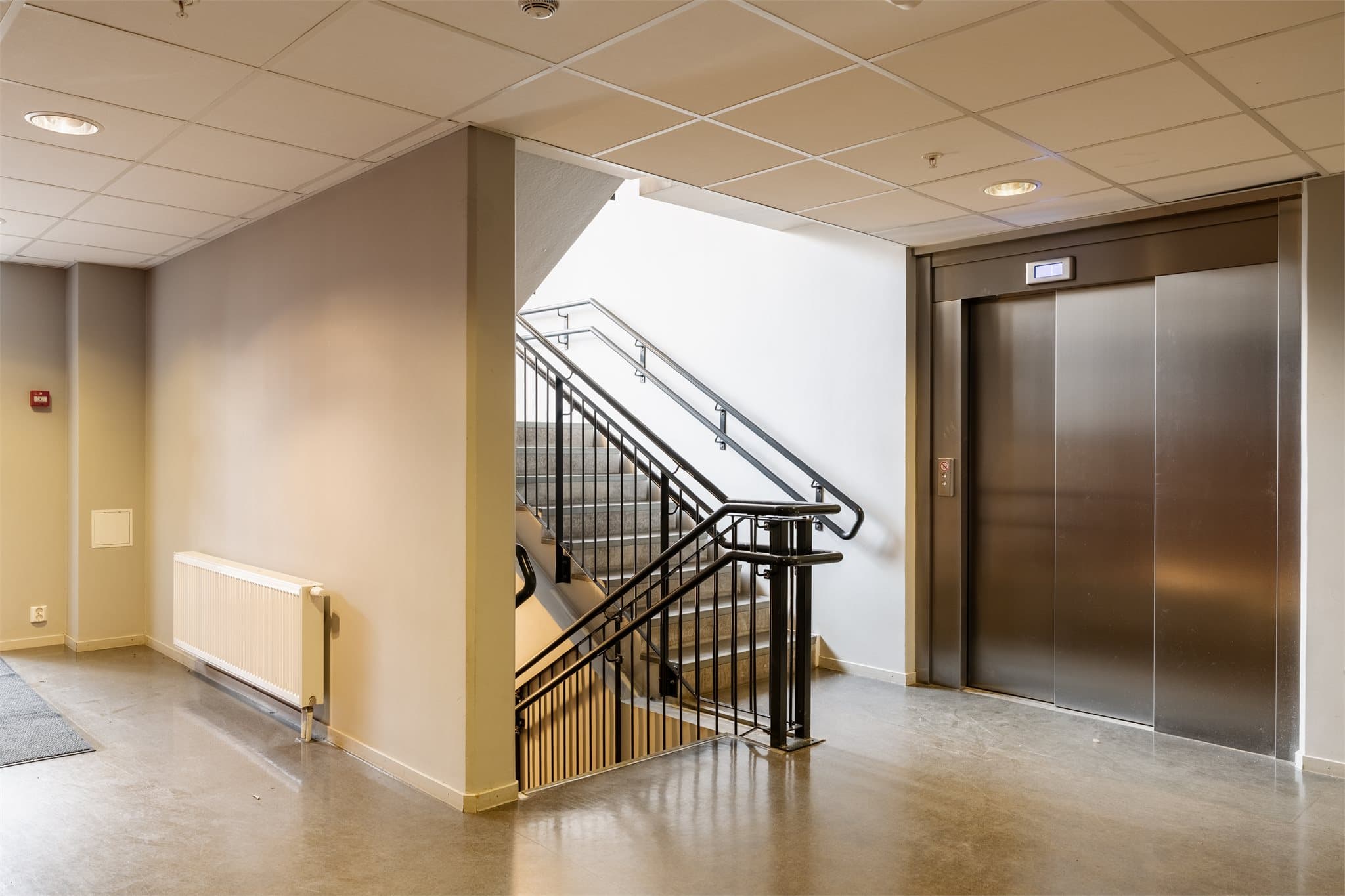 Enkel adkomst med både heis og trapp - praktisk i hverdagen, enten du kommer hjem med handleposer eller annet å bære på.