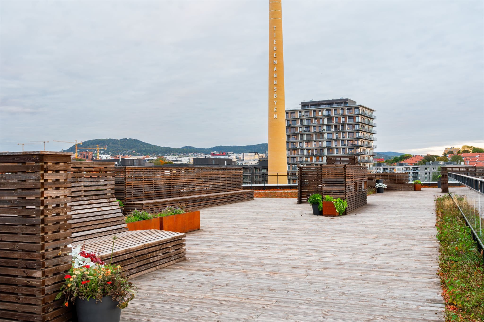 På taket kan dere nyte en stor, flott takterrasse med panoramautsikt.