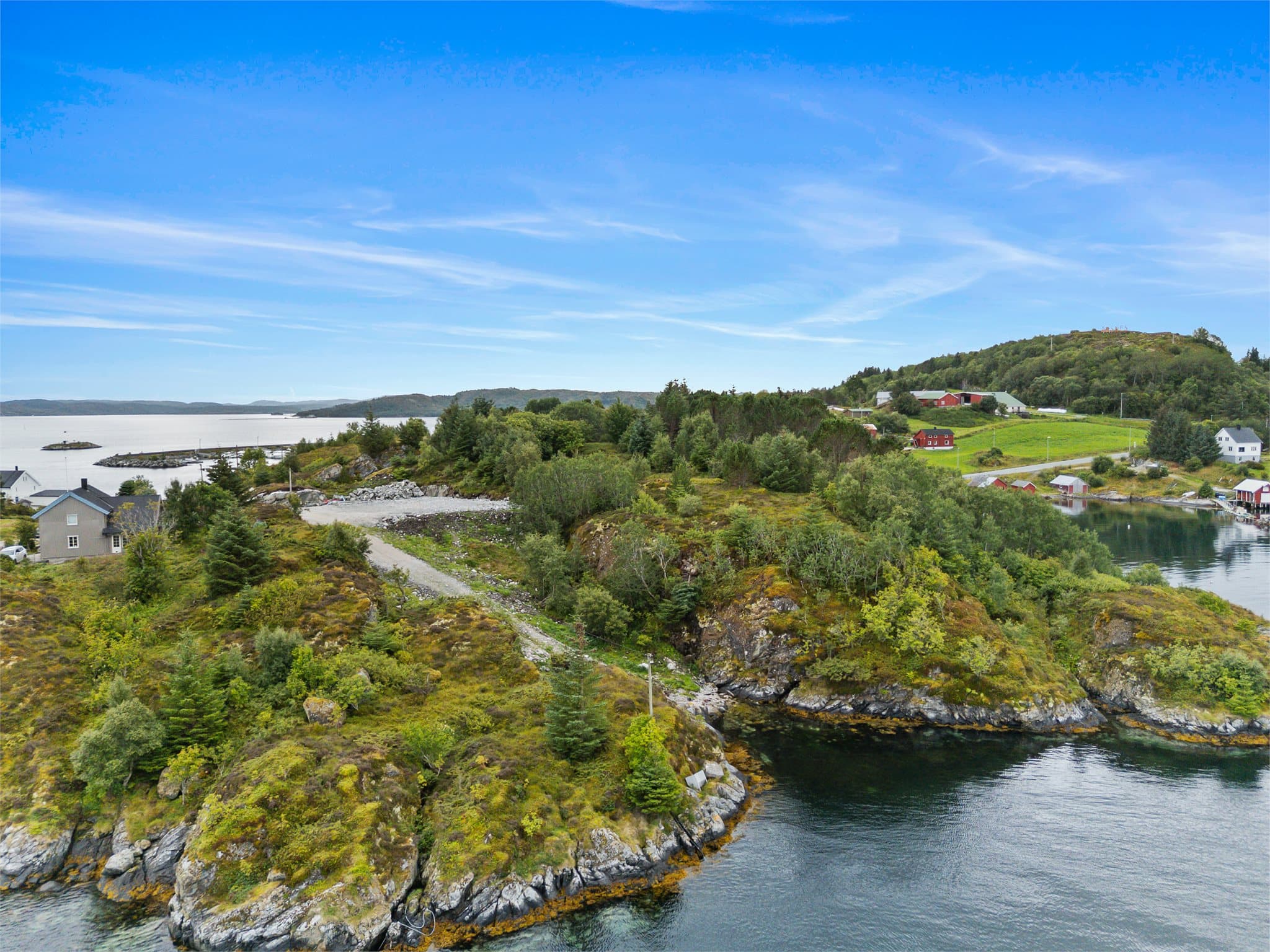 Eiendommen består av to tomter, hvor den ene ligger øverst og er opparbeidet, og den andre ligger helt nede ved sjøen og bukten. Samlet gir dette et stort bruksområde med spennende potensial.