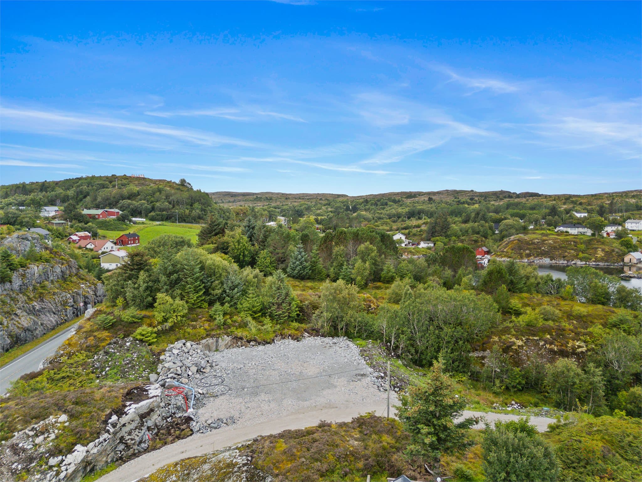 Ansnes byr på idylliske naturomgivelser med både grønne arealer og sjø, og er et populært område på Hitra.