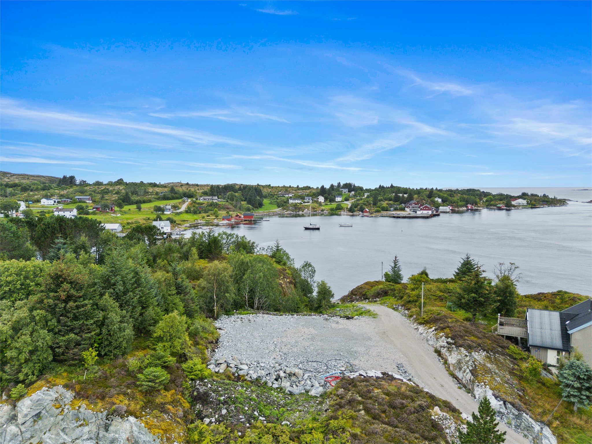Emera Eiendomsmegling v/Eskil Wahl har nå to flotte på Ansnes til salgs! Foto: Haukdal foto.